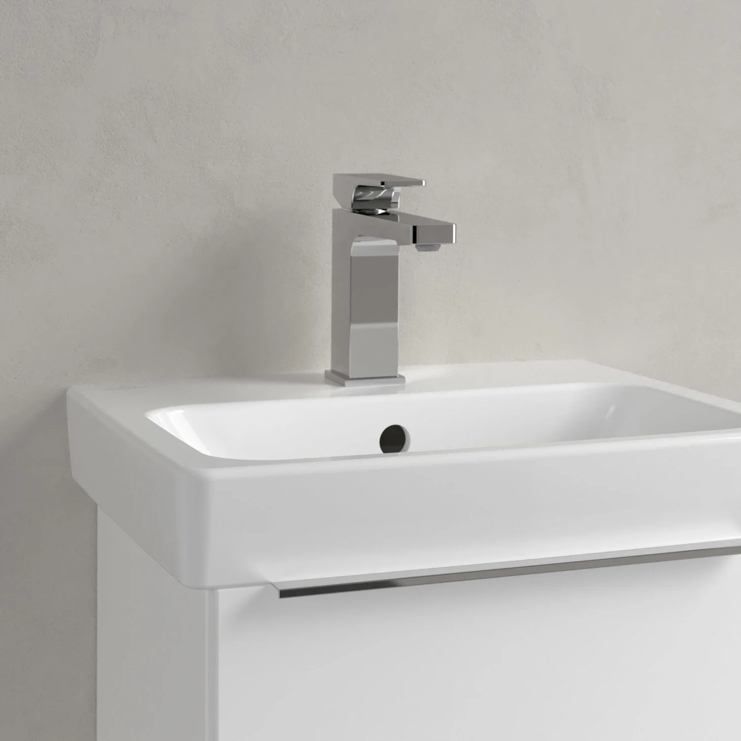 Zbliżenie białej umywalki z kranem, Villeroy & Boch