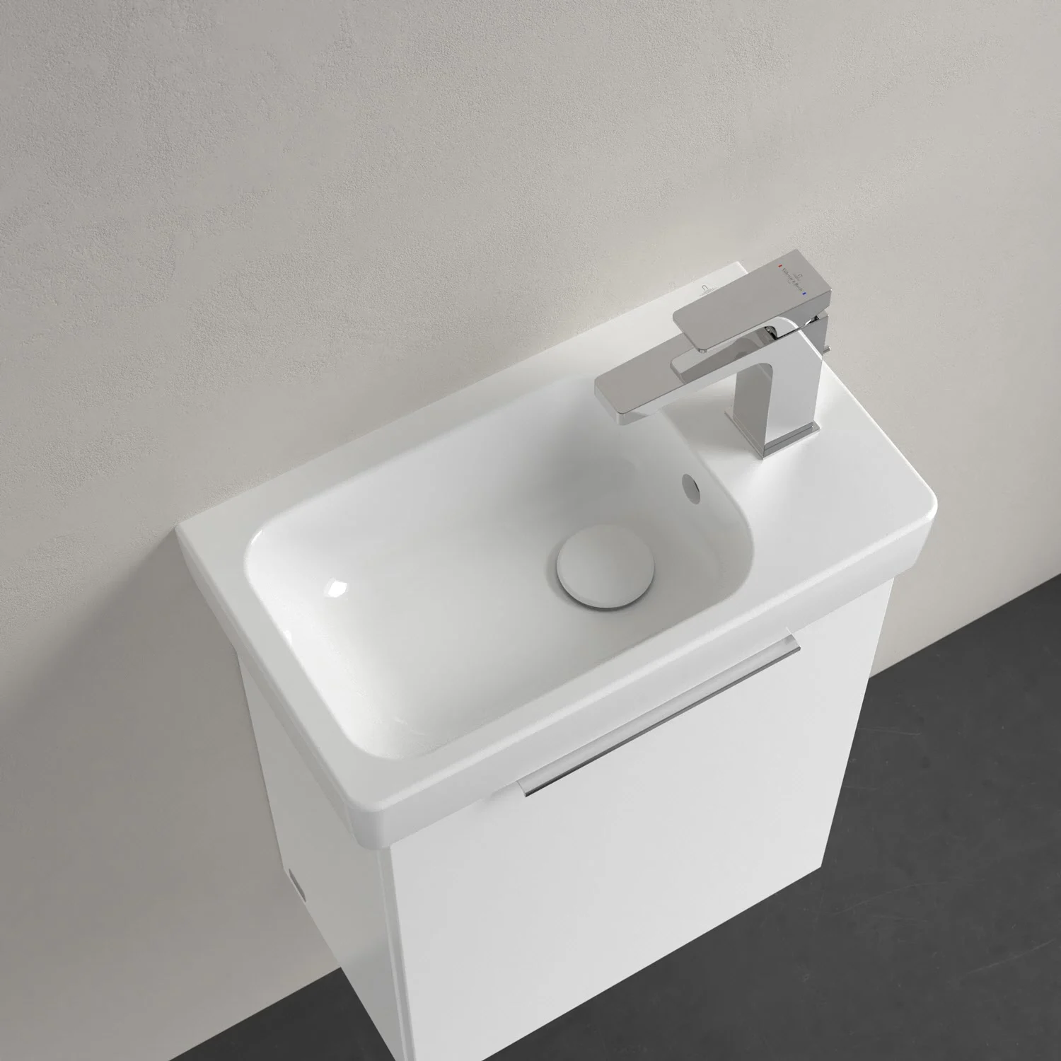 Biała umywalka z baterią z widokiem z góry, Villeroy & Boch