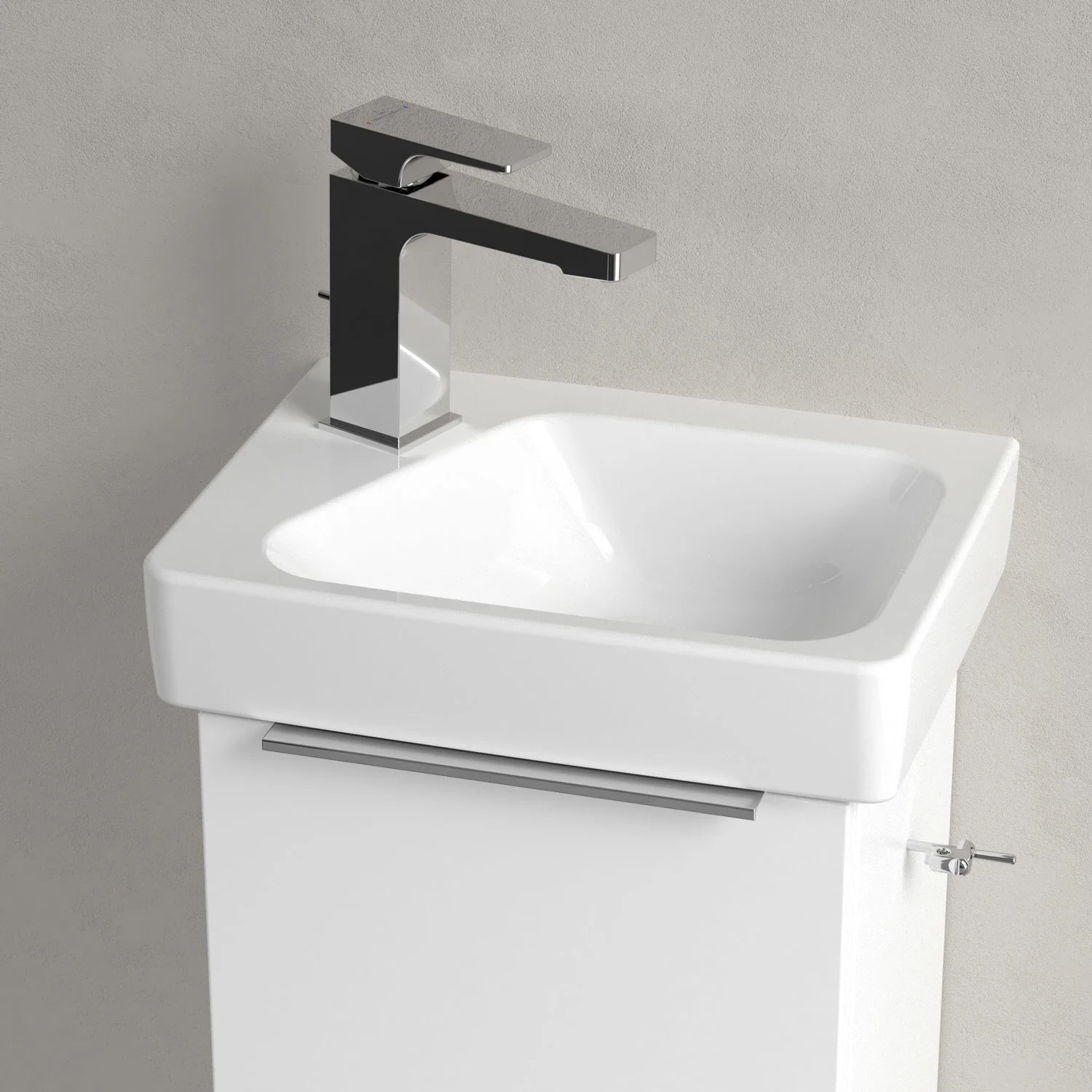 Biała umywalka z baterią w zbliżeniu, Villeroy & Boch