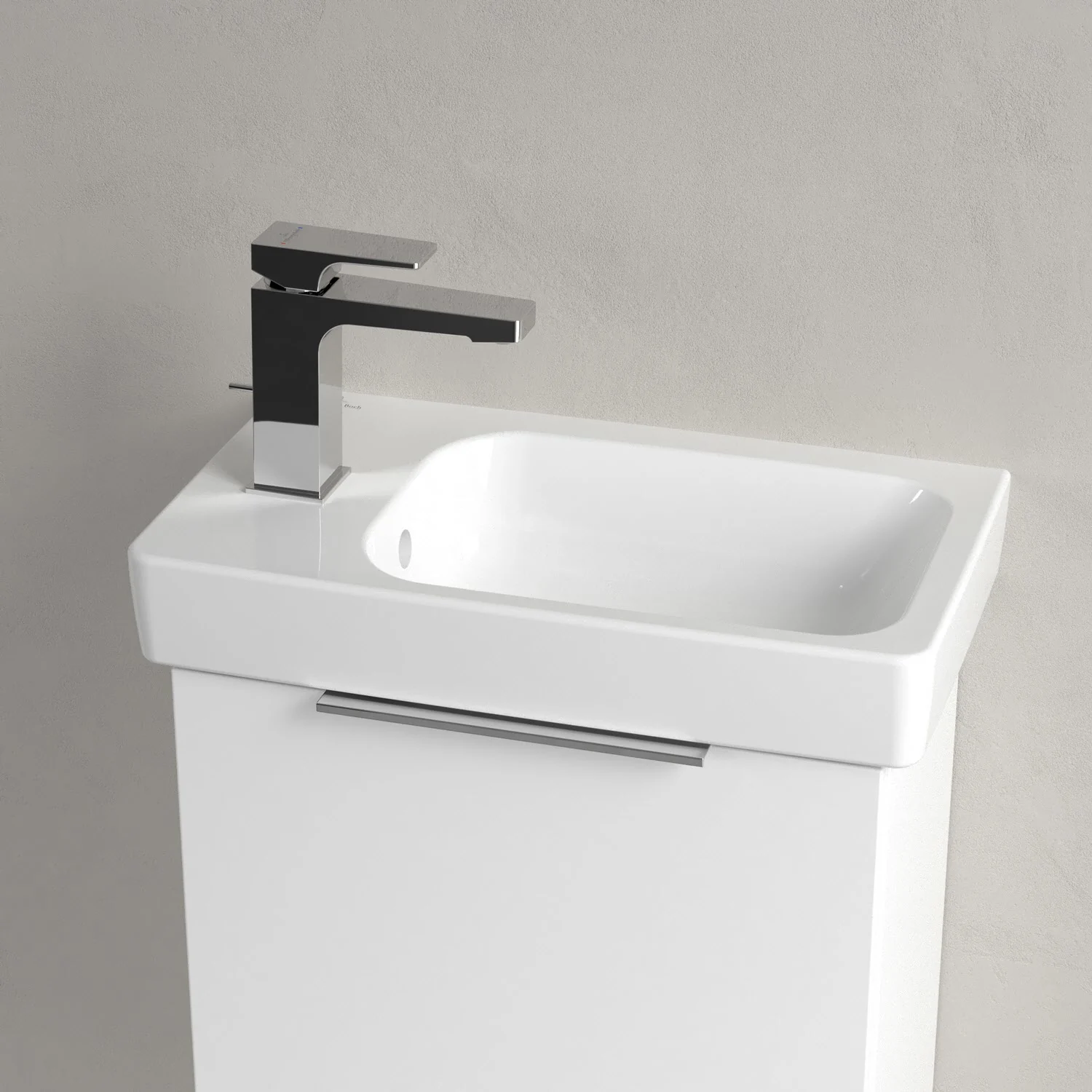 Biała umywalka z baterią w zbliżeniu, Villeroy & Boch