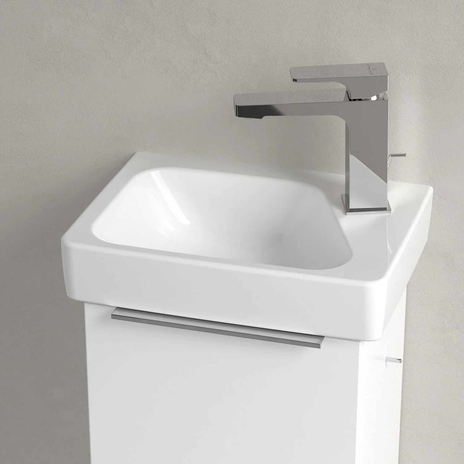Biała umywalka z baterią w zbliżeniu, Villeroy & Boch