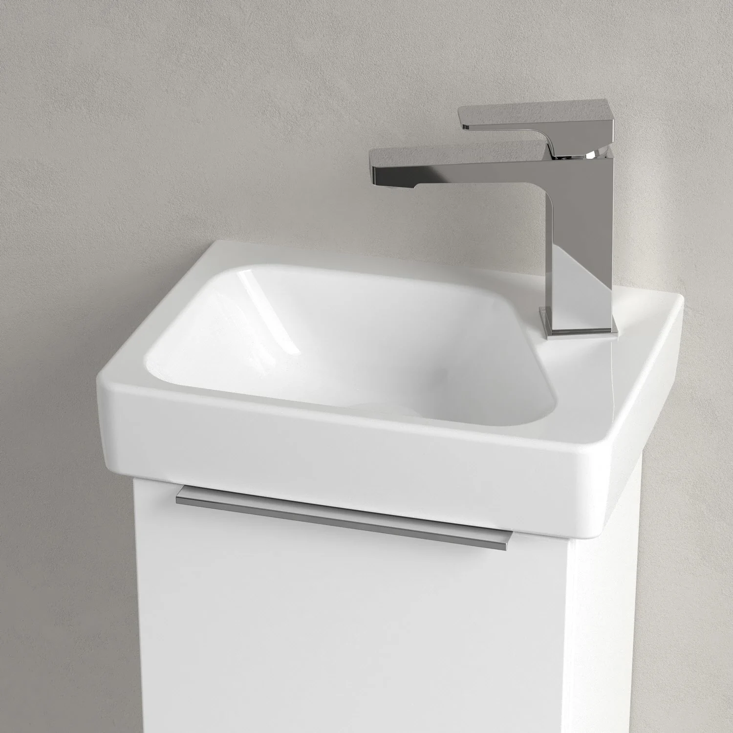 Biała umywalka z baterią w zbliżeniu, Villeroy & Boch