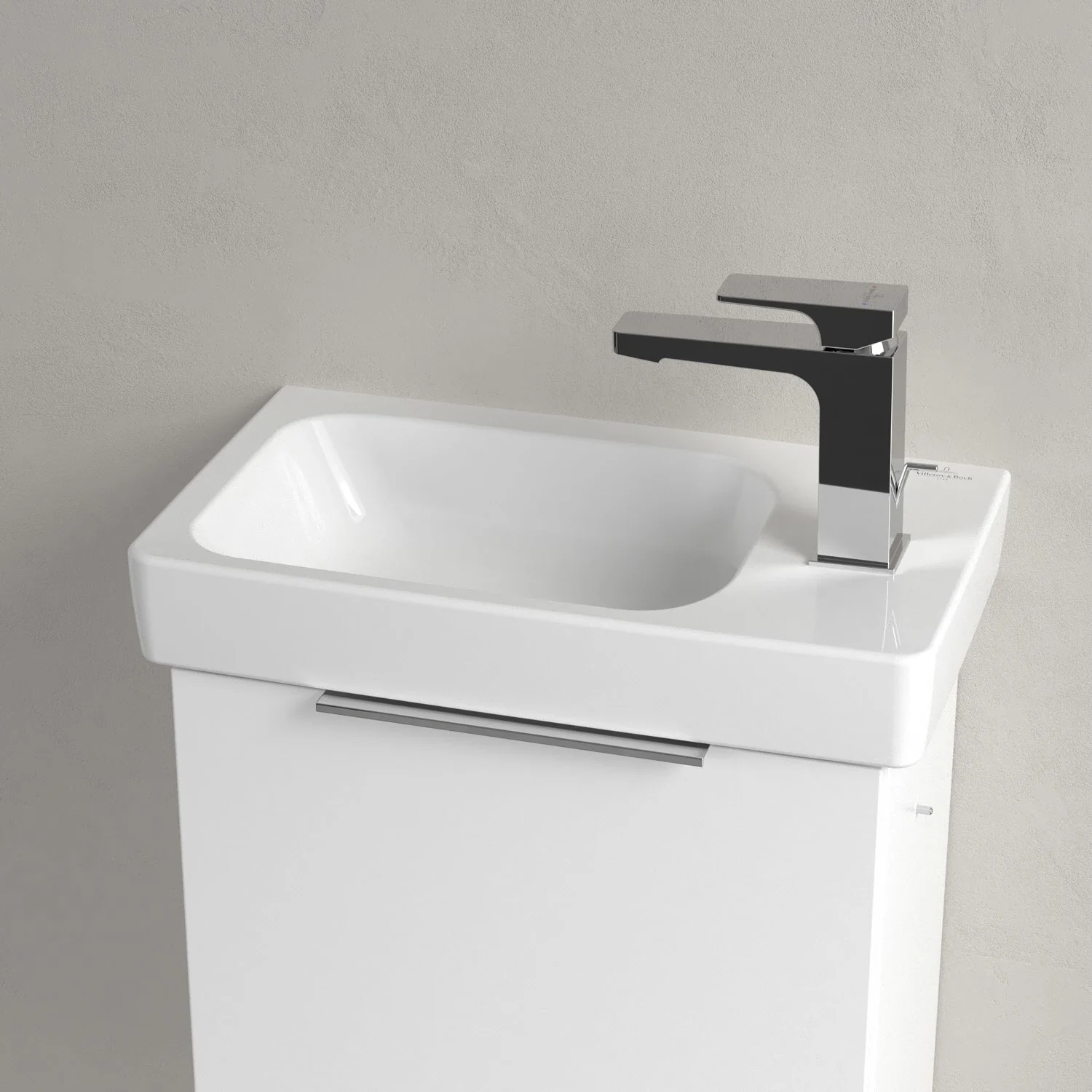Biała umywalka z baterią w zbliżeniu, Villeroy & Boch