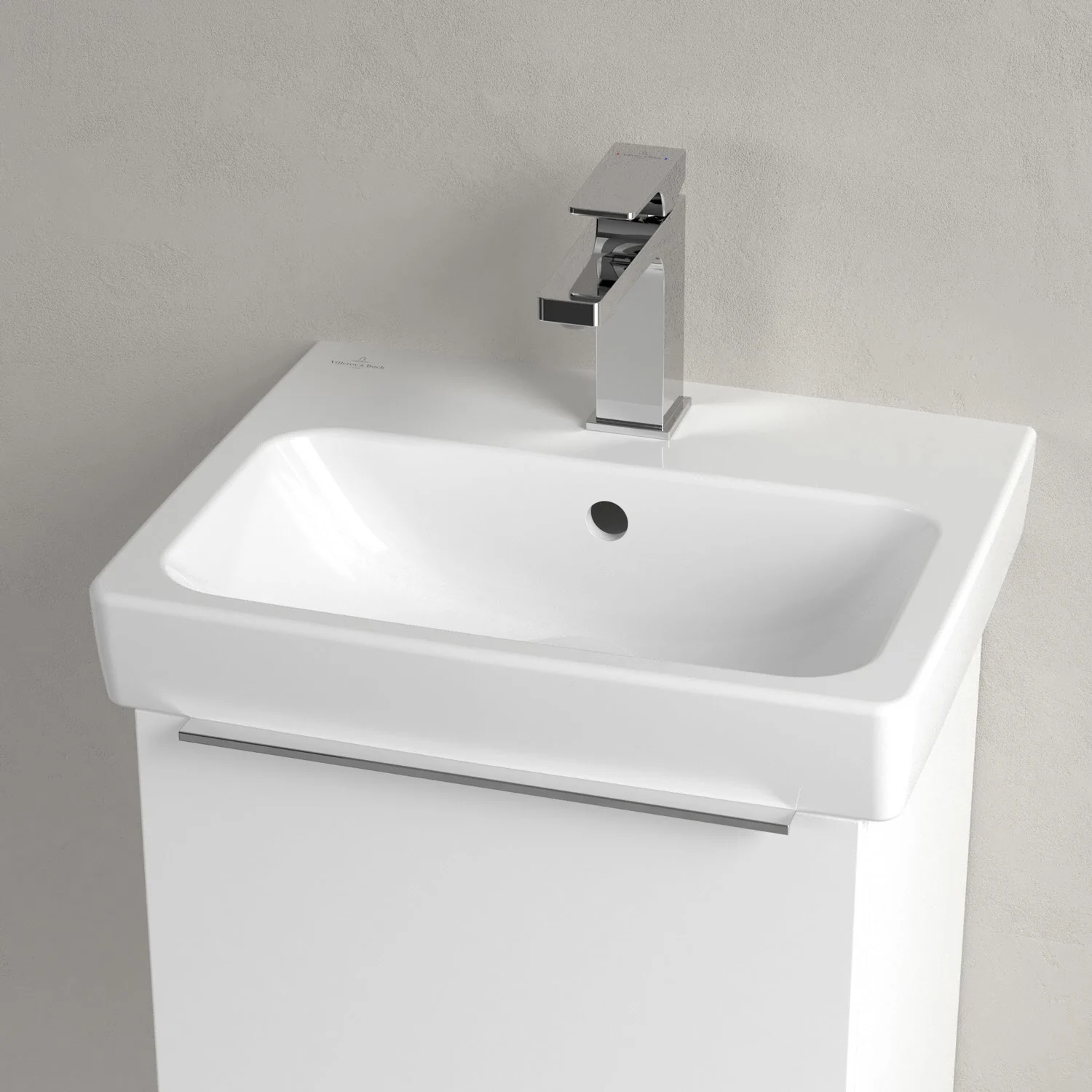 Biała umywalka z baterią w zbliżeniu, Villeroy & Boch