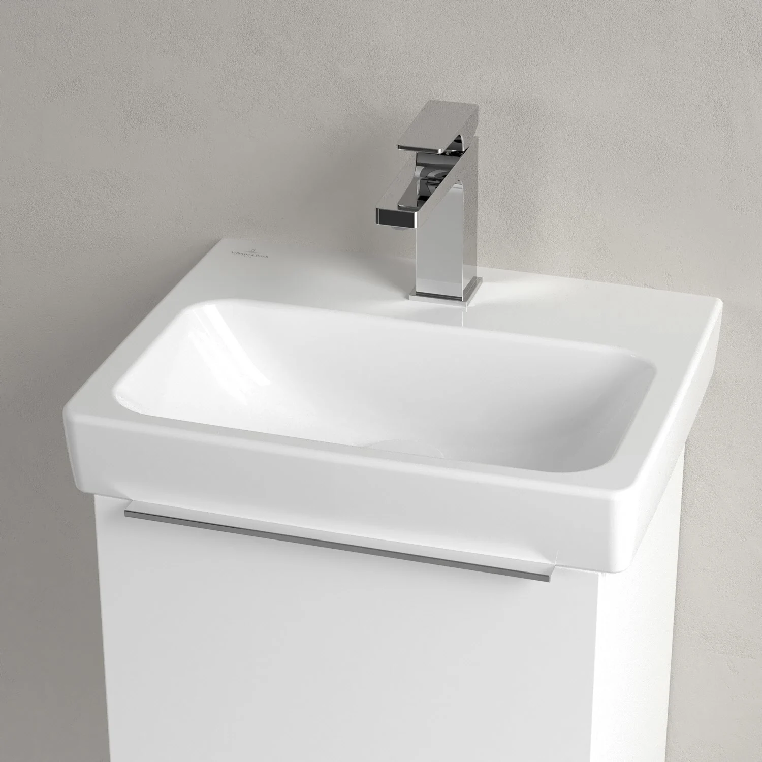 Biała umywalka z baterią w zbliżeniu, Villeroy & Boch