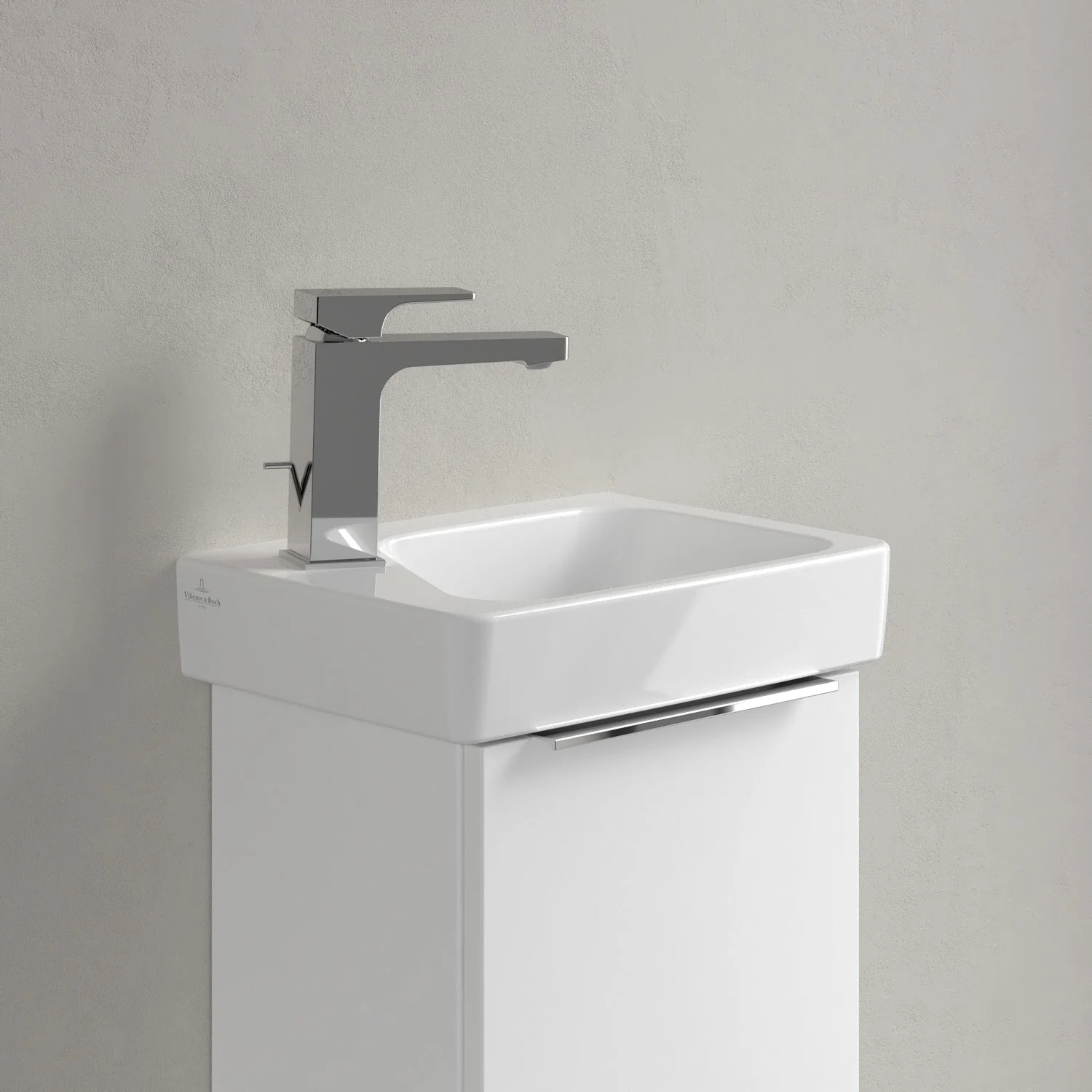 Biała umywalka z baterią w zbliżeniu, Villeroy & Boch