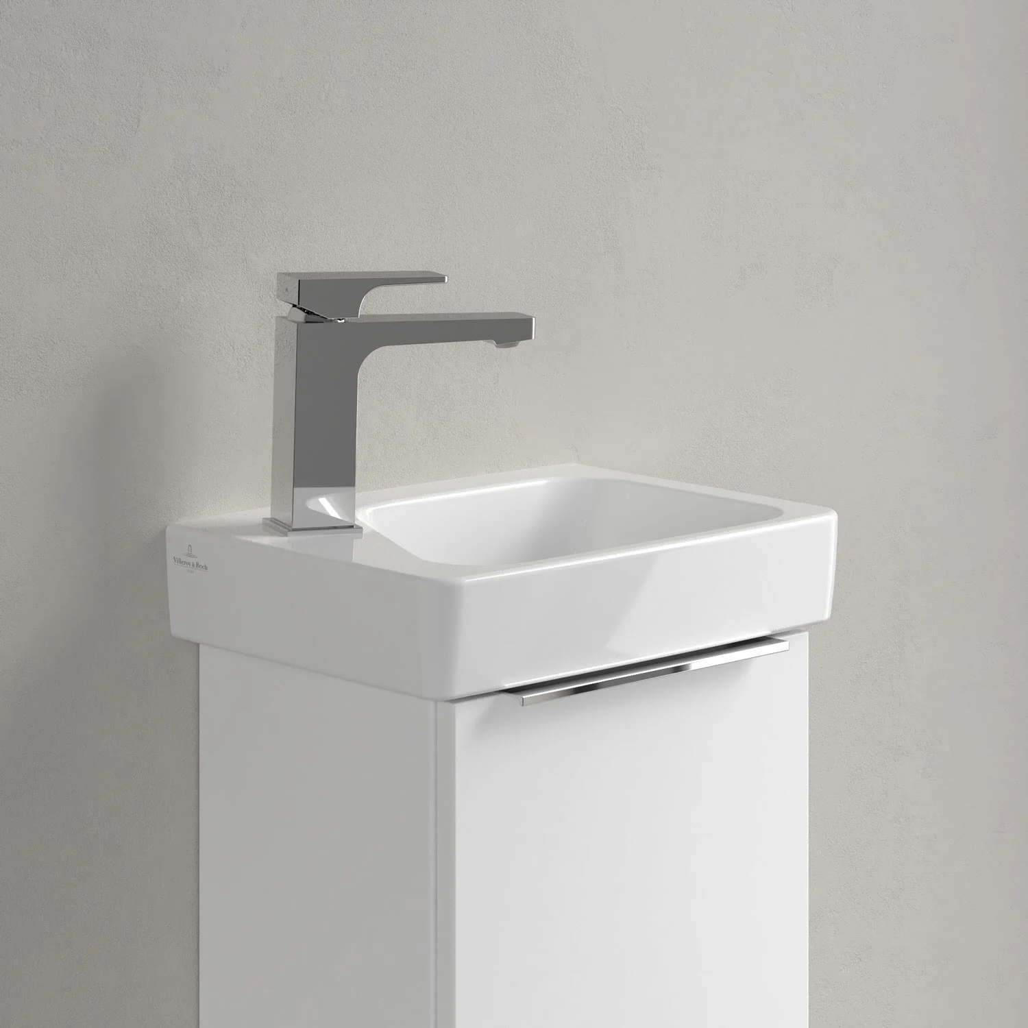 Biała umywalka z baterią w zbliżeniu, Villeroy & Boch