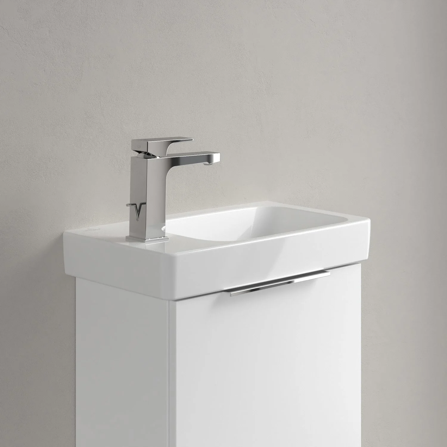 Biała umywalka z baterią w zbliżeniu, Villeroy & Boch