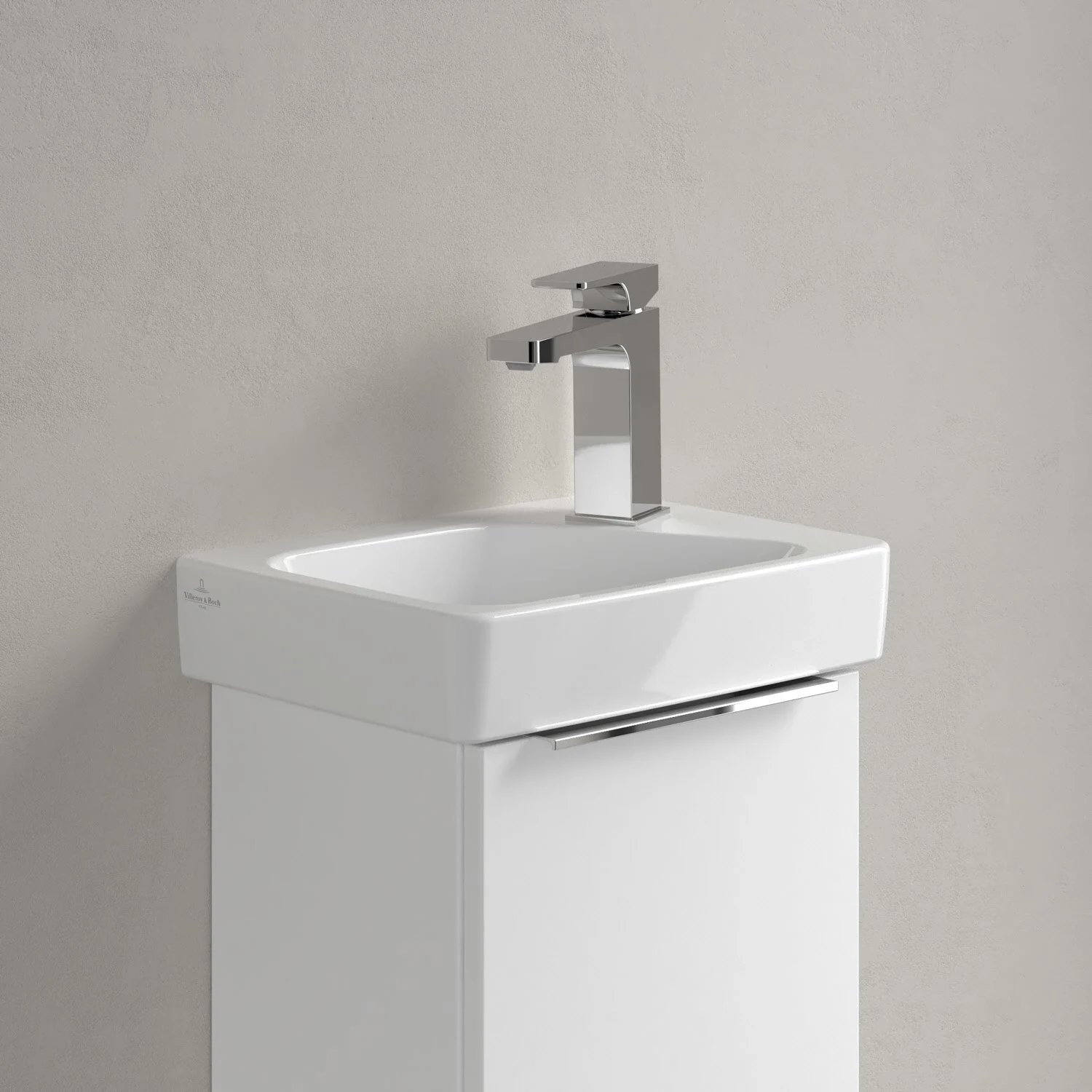 Biała umywalka z baterią w zbliżeniu, Villeroy & Boch