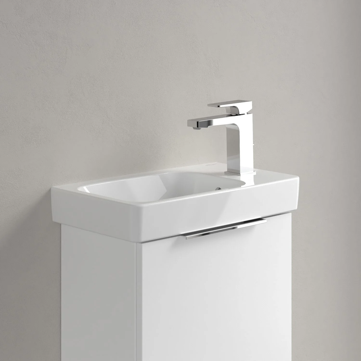 Biała umywalka z baterią w zbliżeniu, Villeroy & Boch