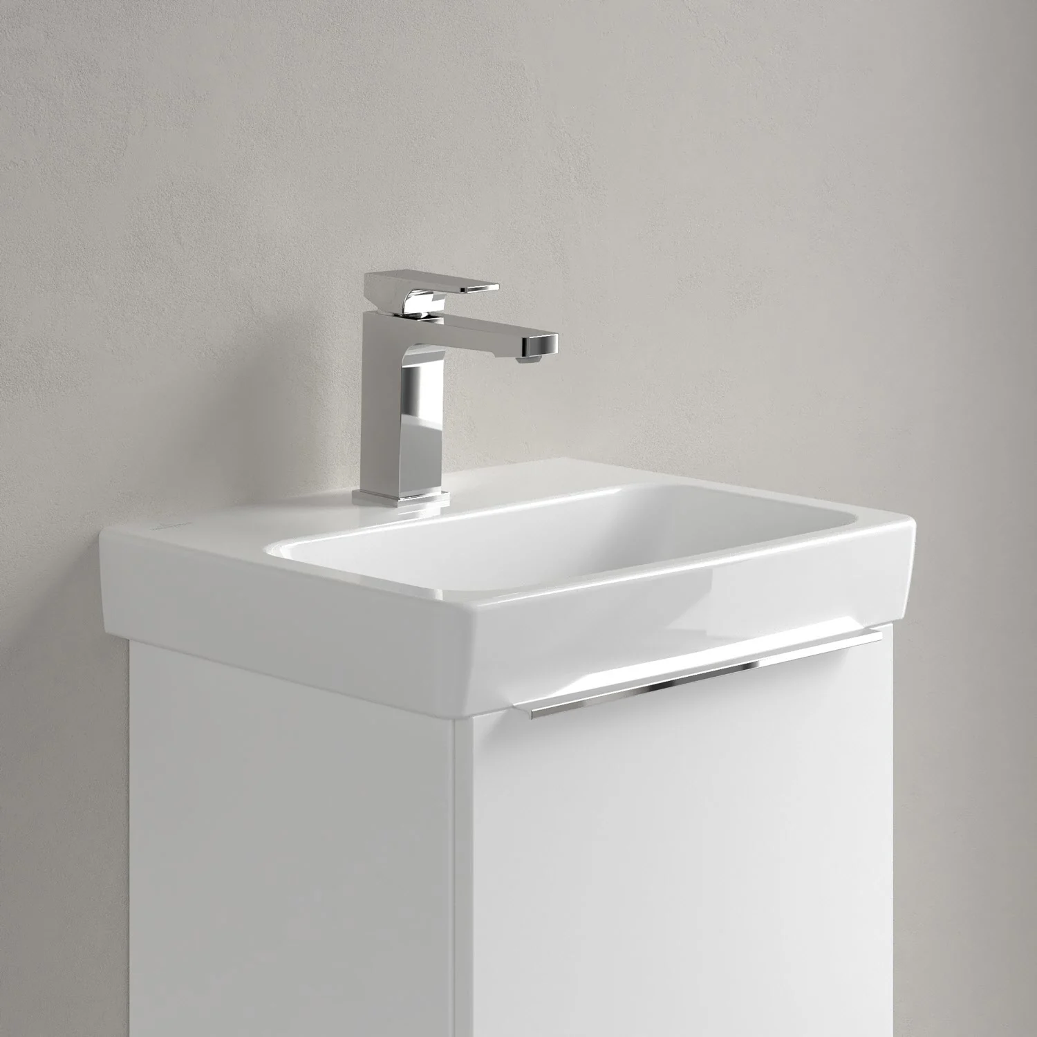 Biała umywalka z baterią widok z boku, Villeroy & Boch