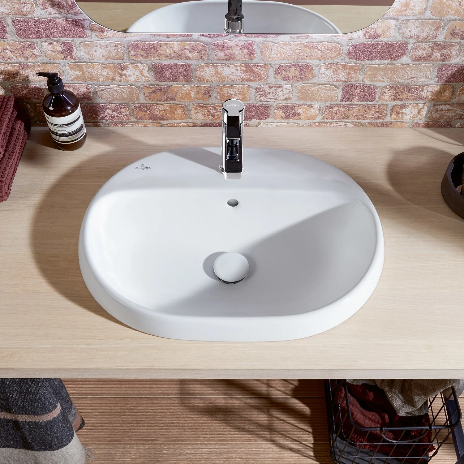 Owalna umywalka na drewnianym blacie zbliżenie, Villeroy & Boch