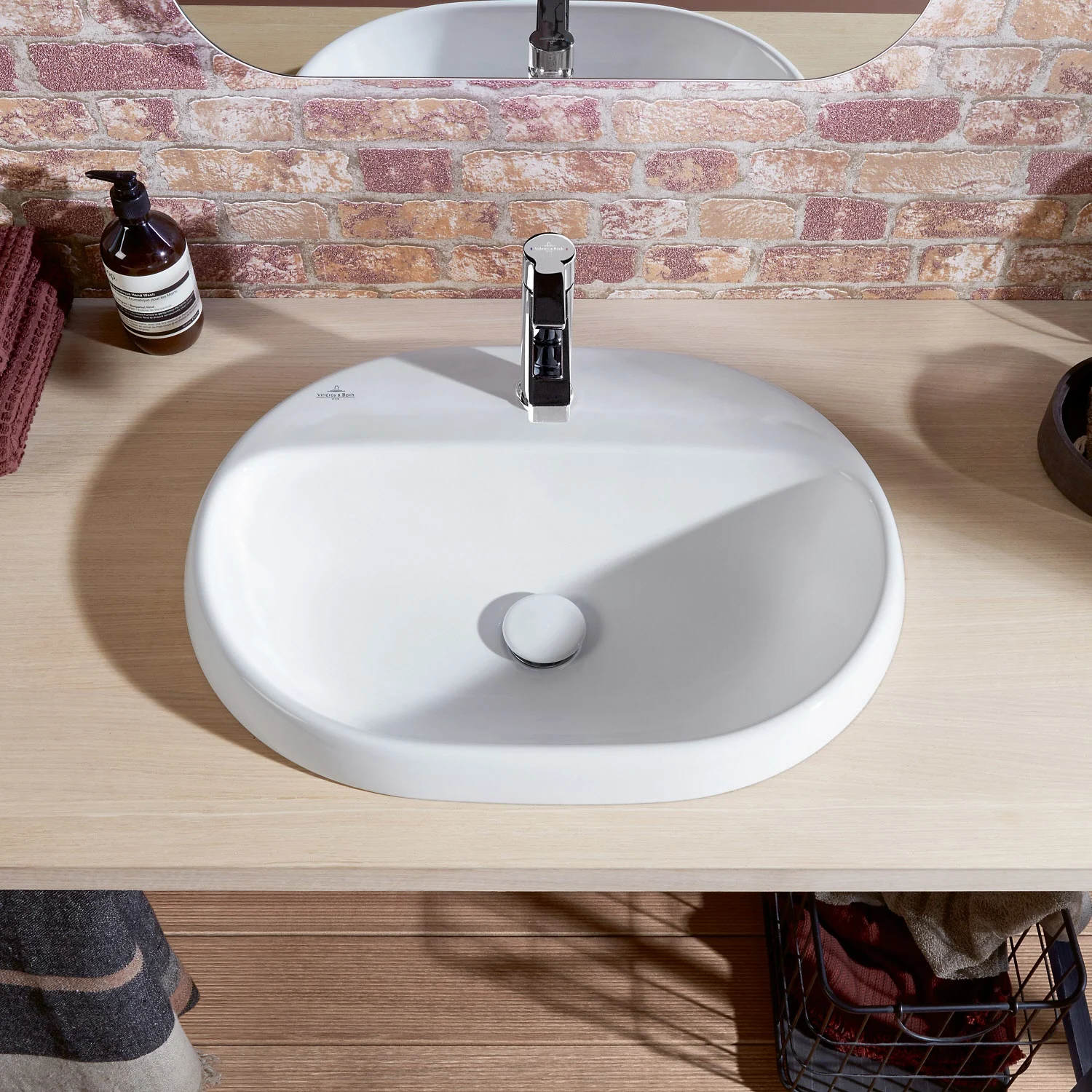 Owalna umywalka na drewnianym blacie zbliżenie, Villeroy & Boch