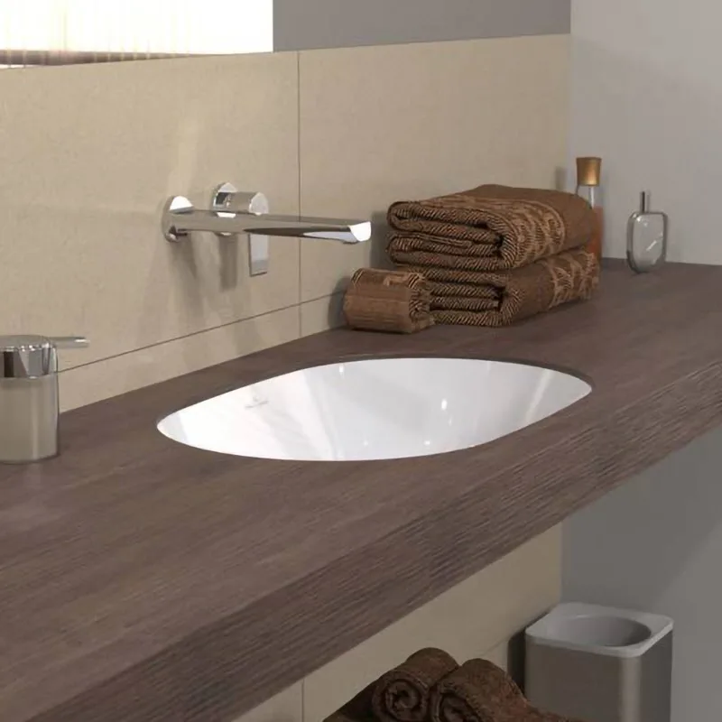 Umywalka w łazience z ręcznikami, Villeroy & Boch