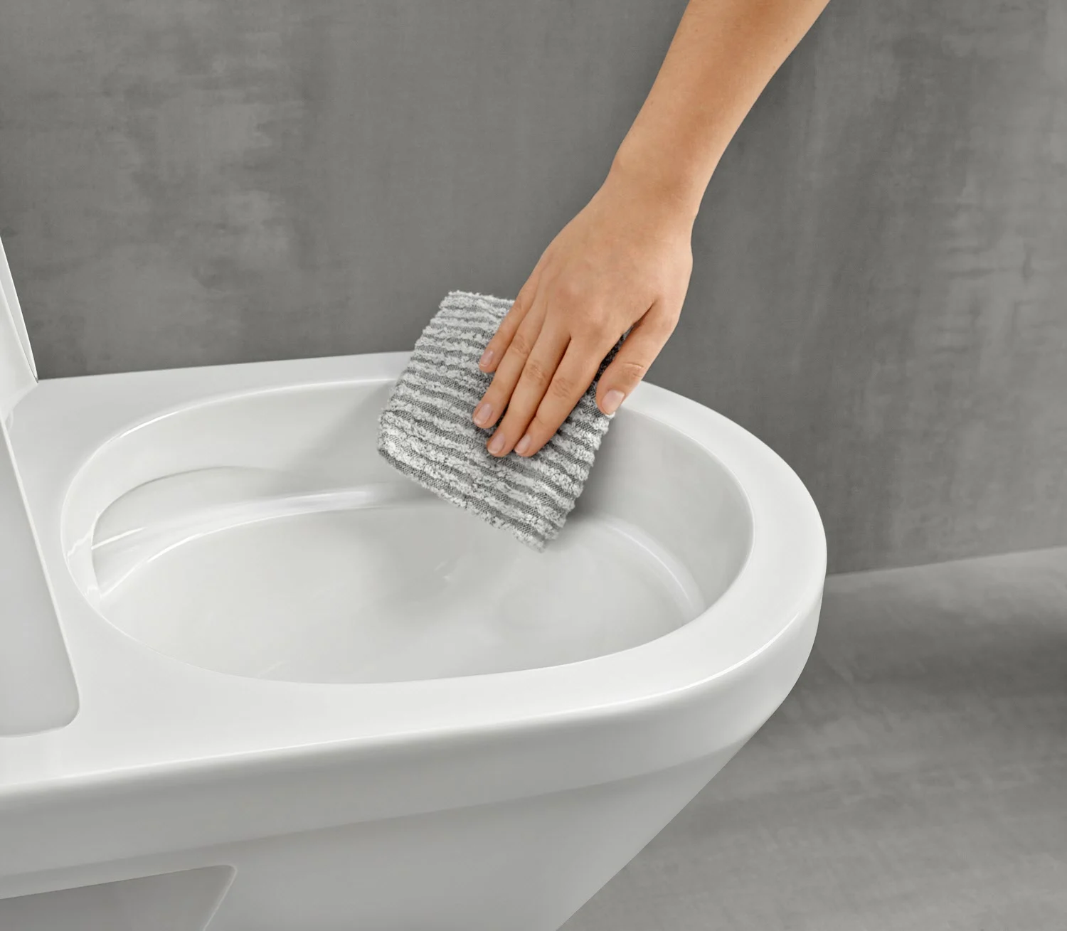 Ręka czyszcząca toaletę gąbką, Villeroy & Boch