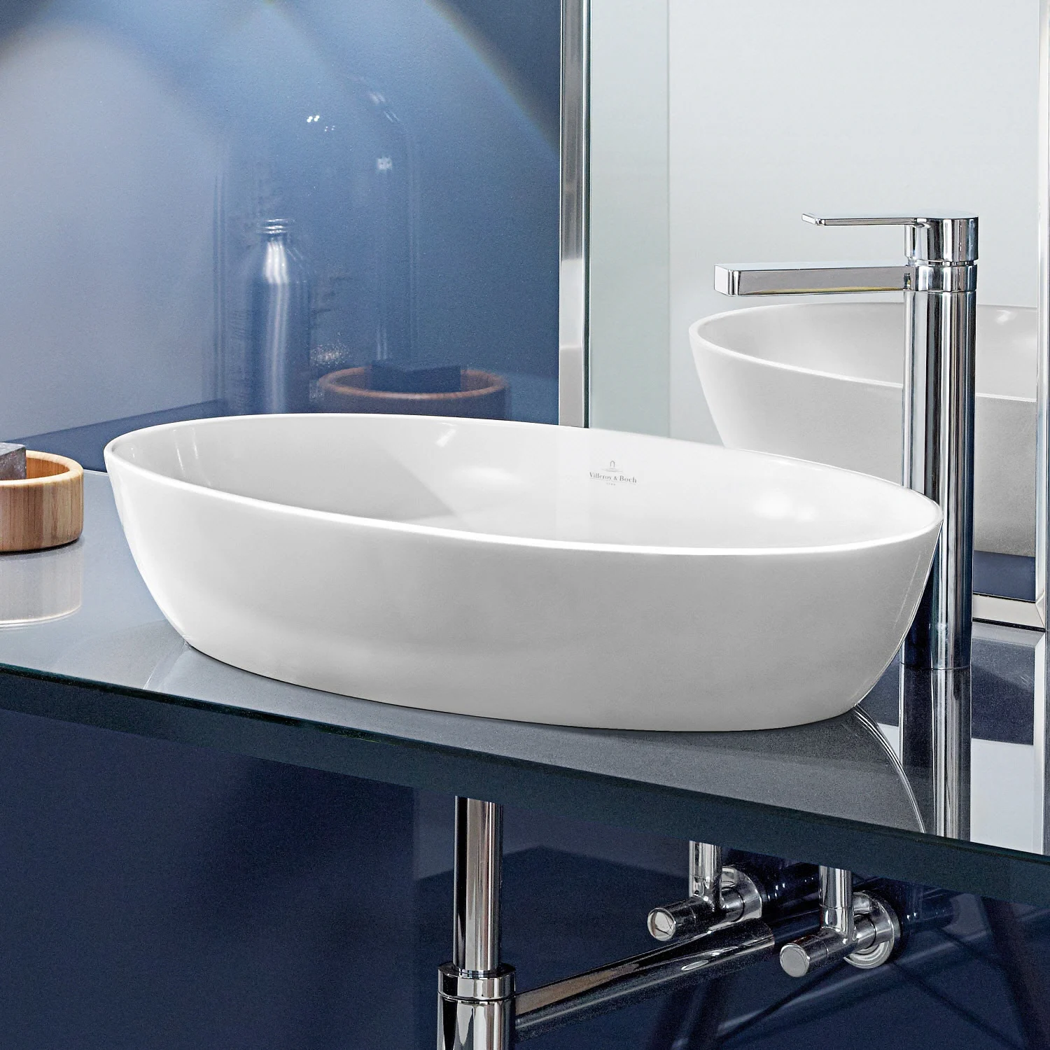 Biała umywalka na ciemnym blacie, Villeroy & Boch