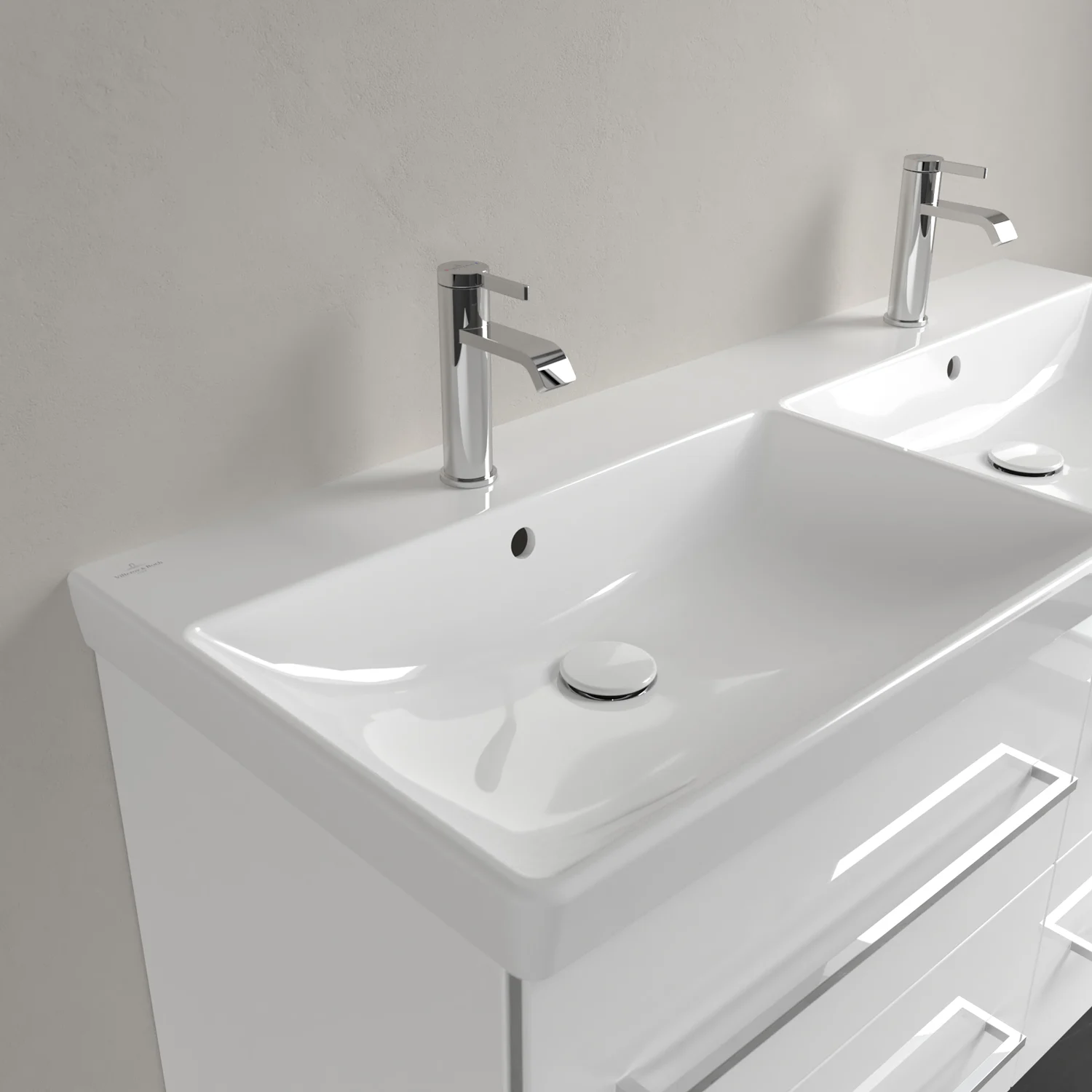 Podwójna umywalka z kranami w zbliżeniu, Villeroy & Boch