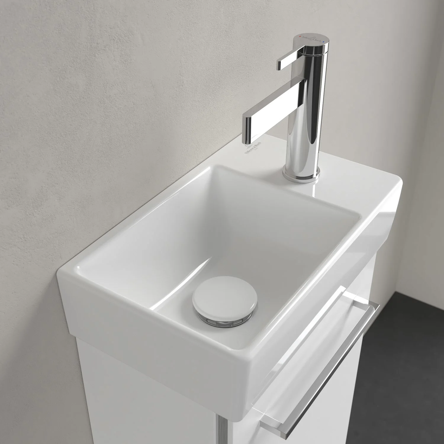 Biała umywalka z baterią w zbliżeniu, Villeroy & Boch