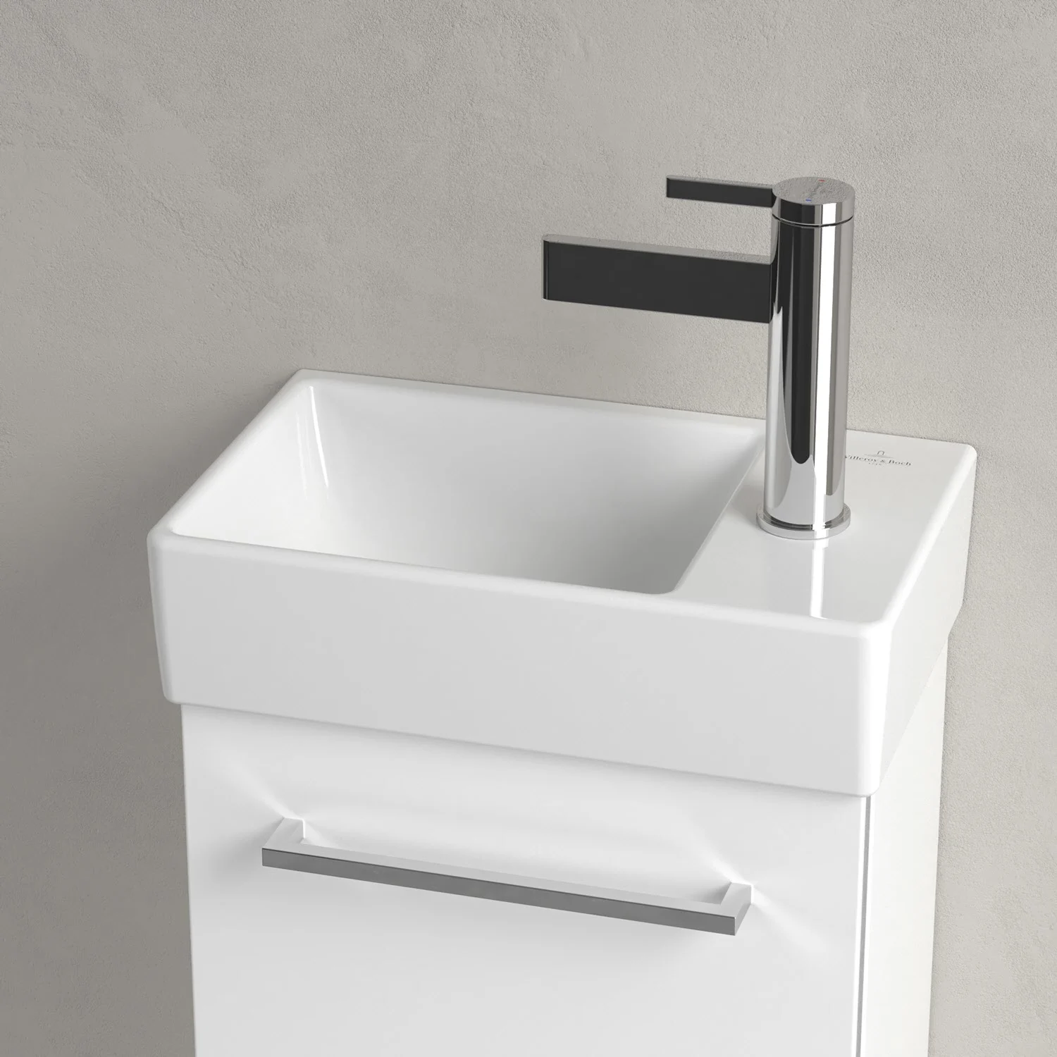 Zbliżenie białej umywalki z kranem, Villeroy & Boch