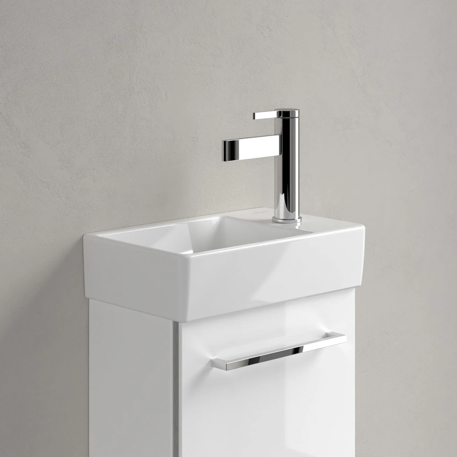 Biała umywalka z baterią na ścianie, Villeroy & Boch