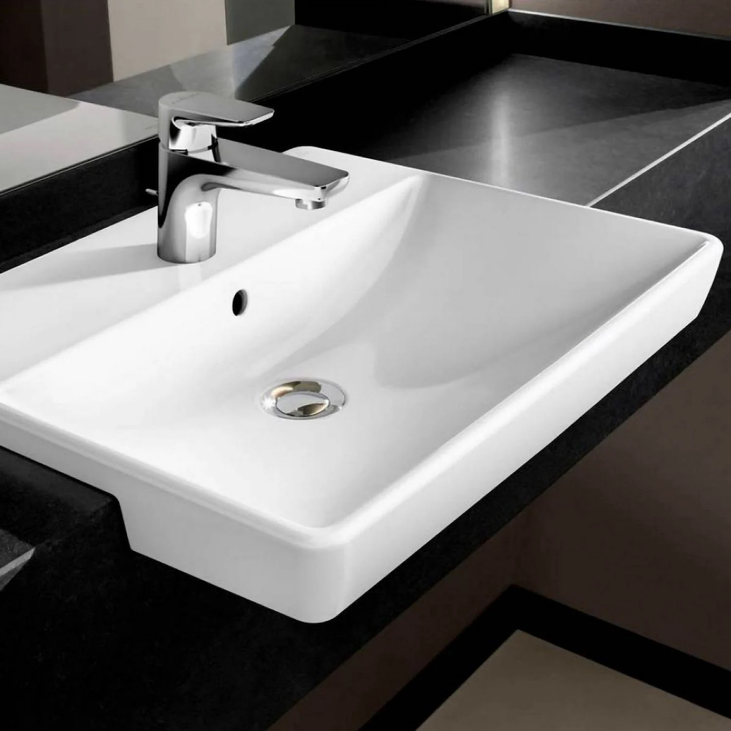 Biała umywalka na czarnym blacie, Villeroy & Boch