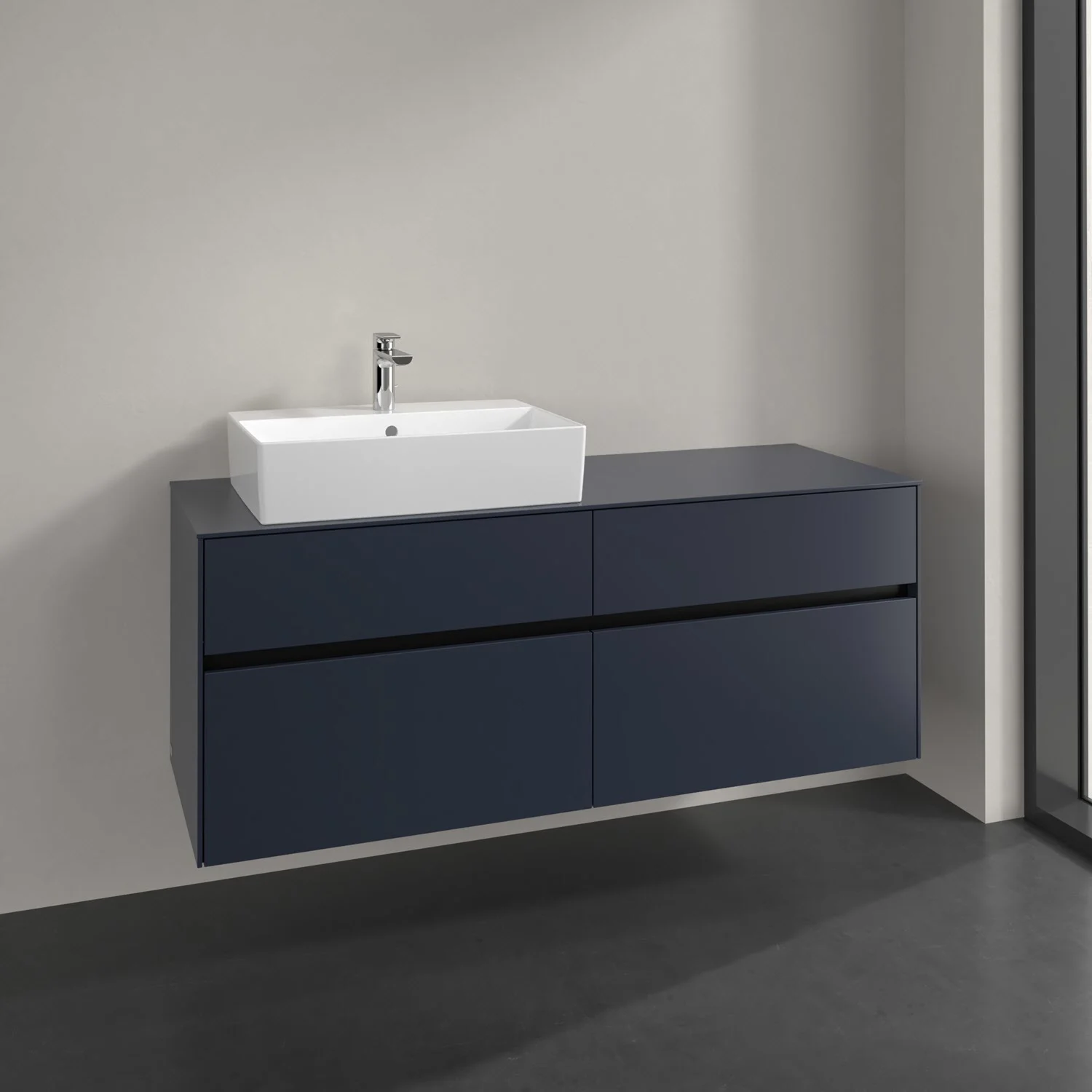 Niebieskie meble łazienkowe z umywalką w nowoczesnej łazience, Villeroy & Boch