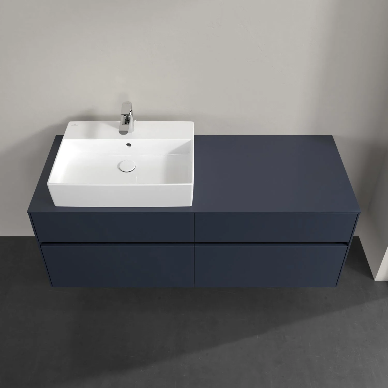 Umywalka z boku, niebieska powierzchnia, Villeroy & Boch