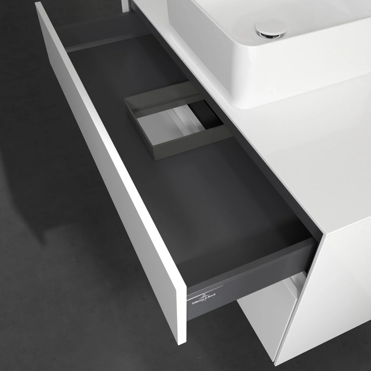 Białe meble łazienkowe z otwartą szufladą z góry, Villeroy & Boch