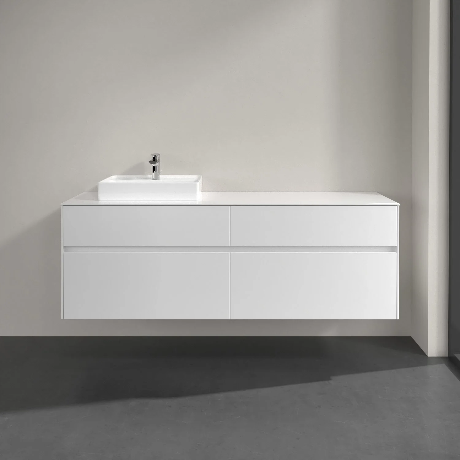 Biała szafka łazienkowa z umywalką z bliska, Villeroy & Boch