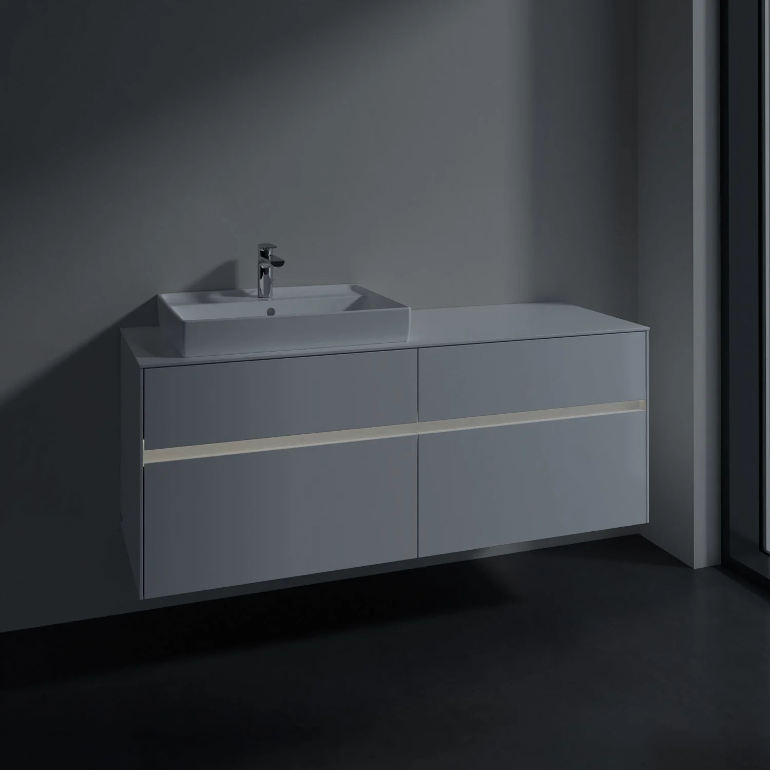 Jasnoszare meble łazienkowe z umywalką z bliska, Villeroy & Boch