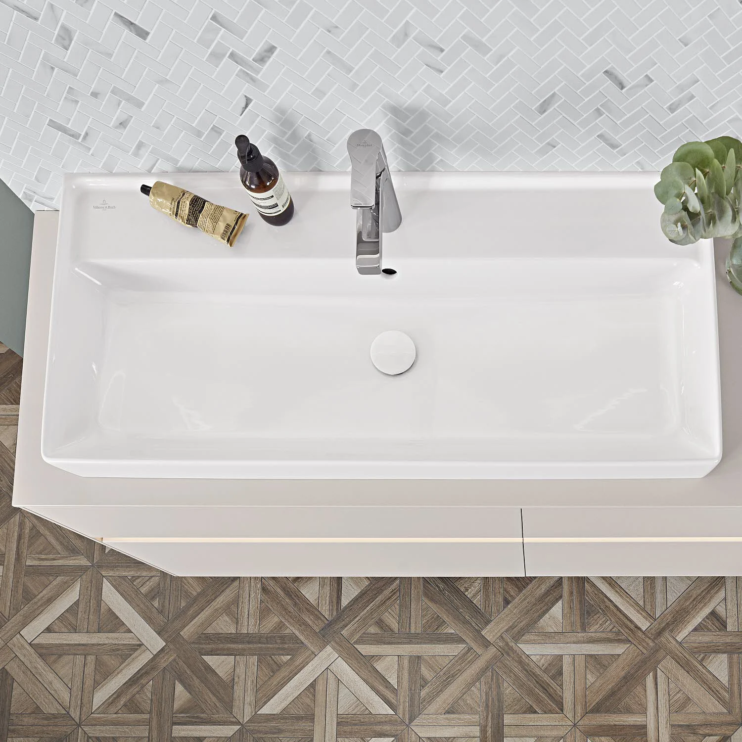 Umywalka z baterią widziana z góry w łazience, Villeroy & Boch