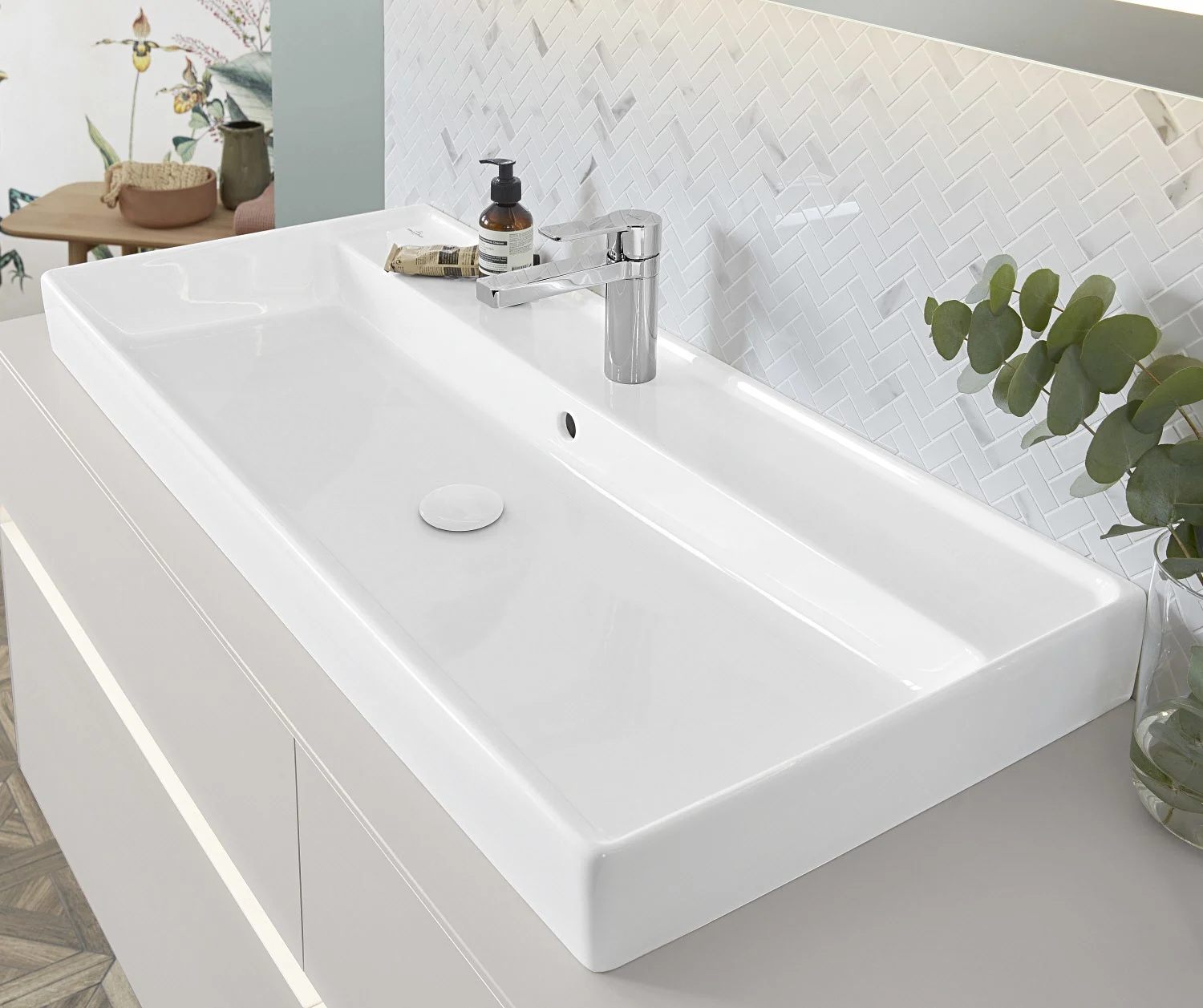 Prostokątna umywalka na blacie w łazience, Villeroy & Boch