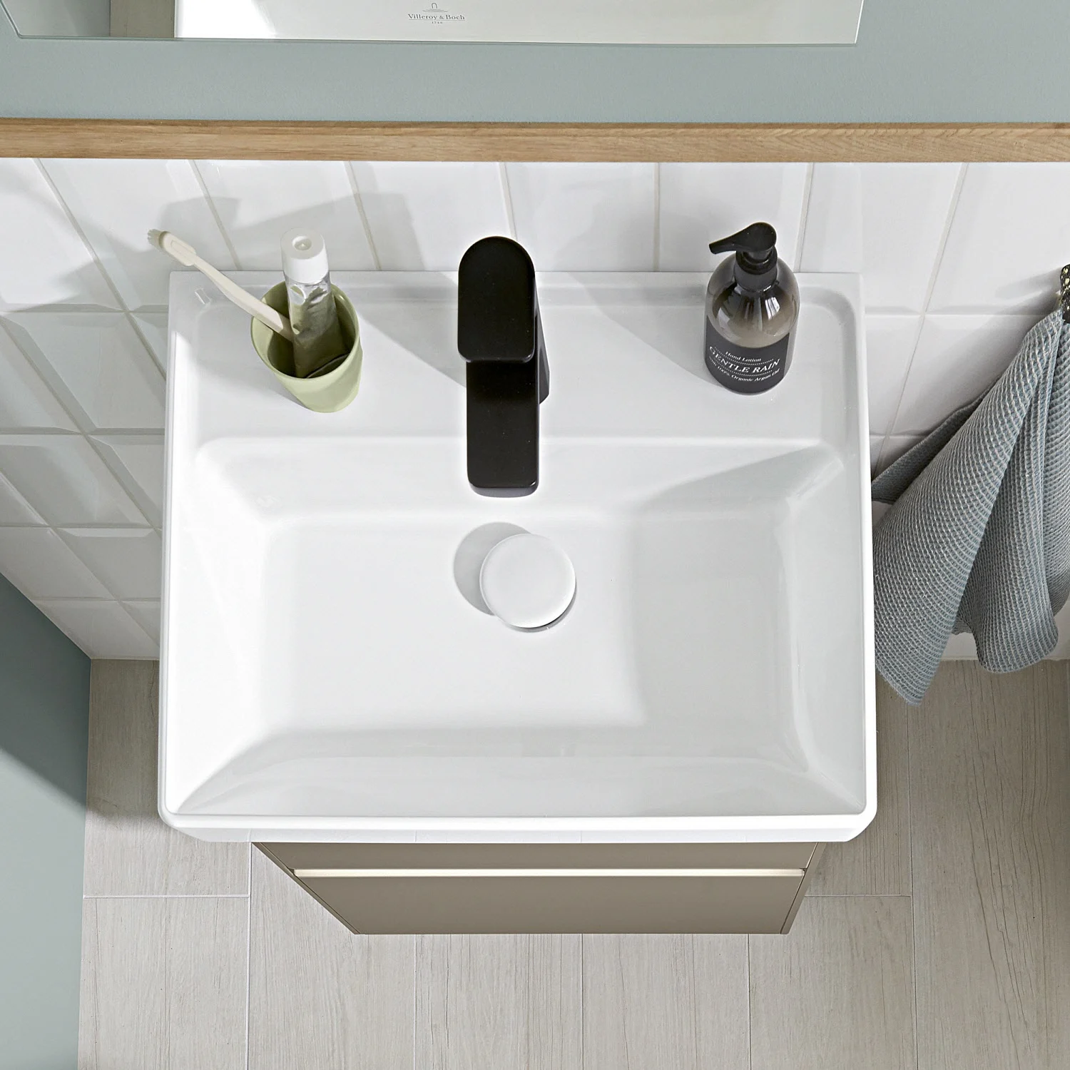 Umywalka w łazience widziana z góry, Villeroy & Boch