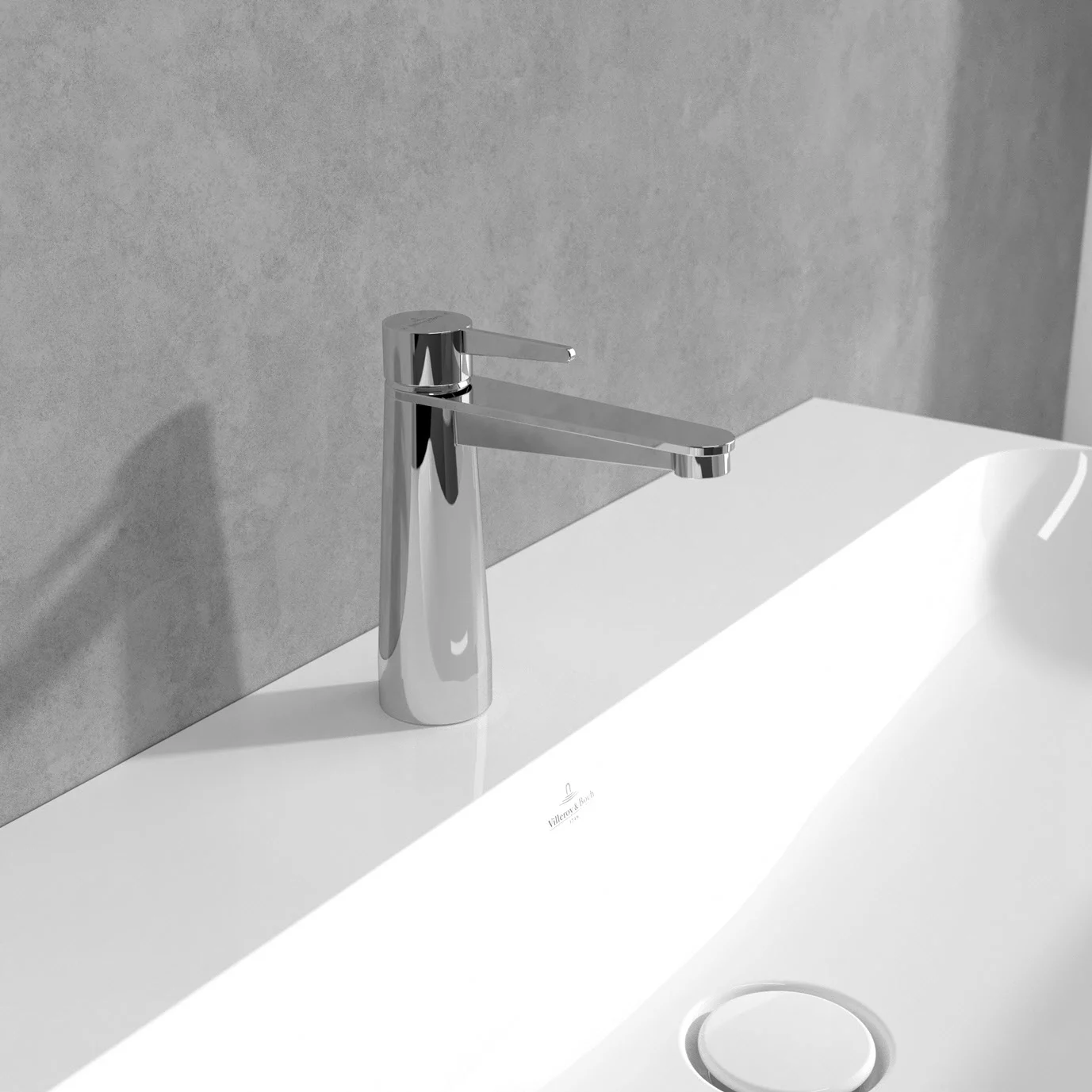 Chromowana bateria na białej umywalce, Villeroy & Boch