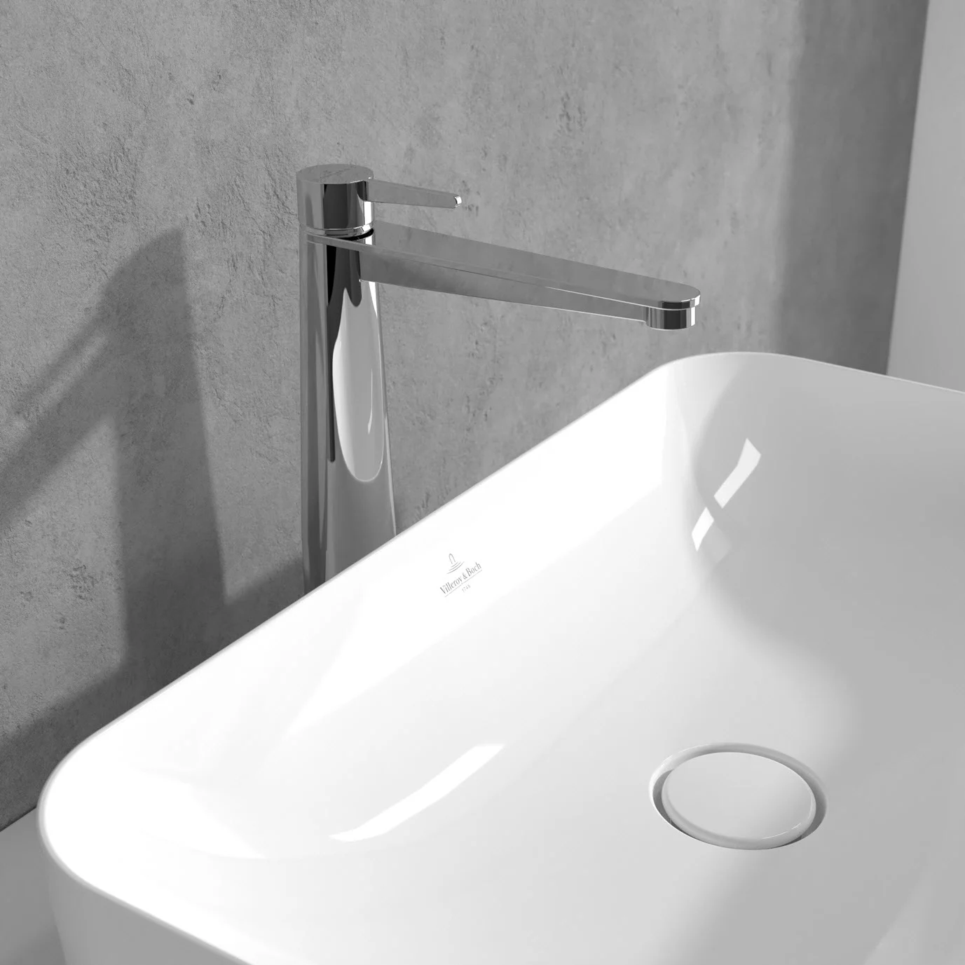 Chromowana bateria z umywalką w zbliżeniu, Villeroy & Boch