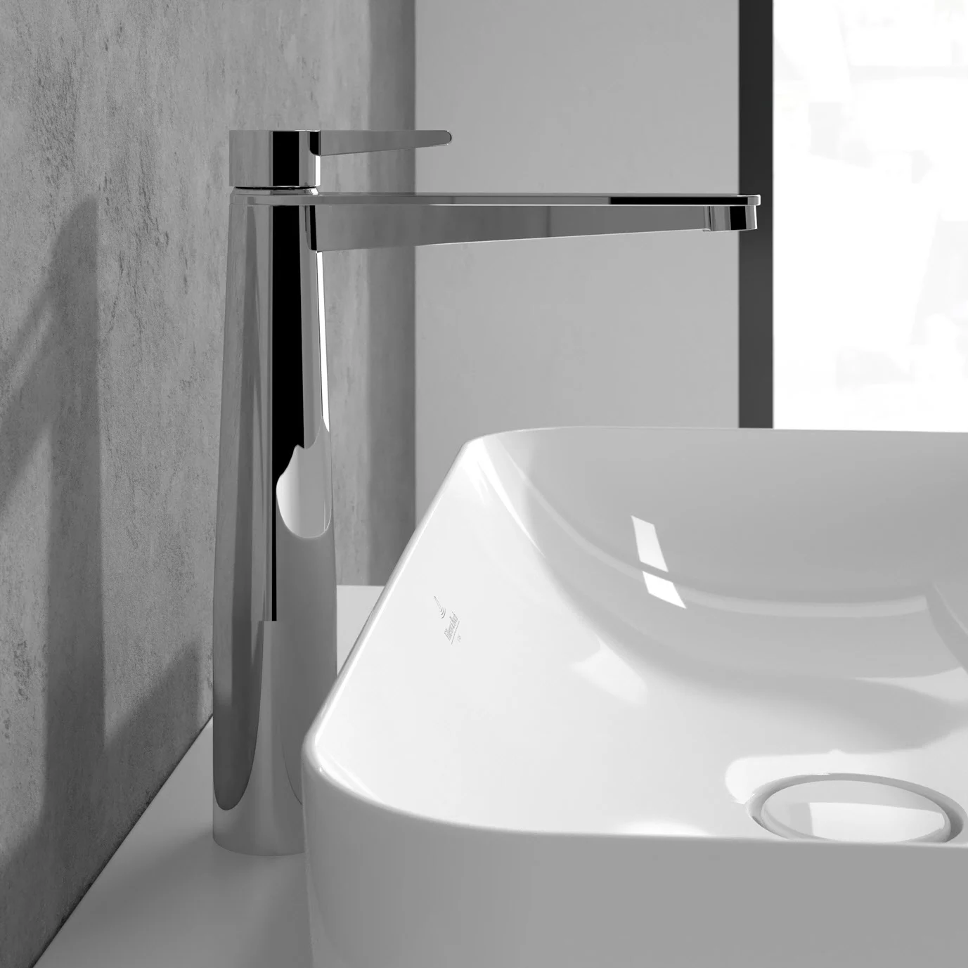 Chromowana bateria obok białej umywalki, Villeroy & Boch