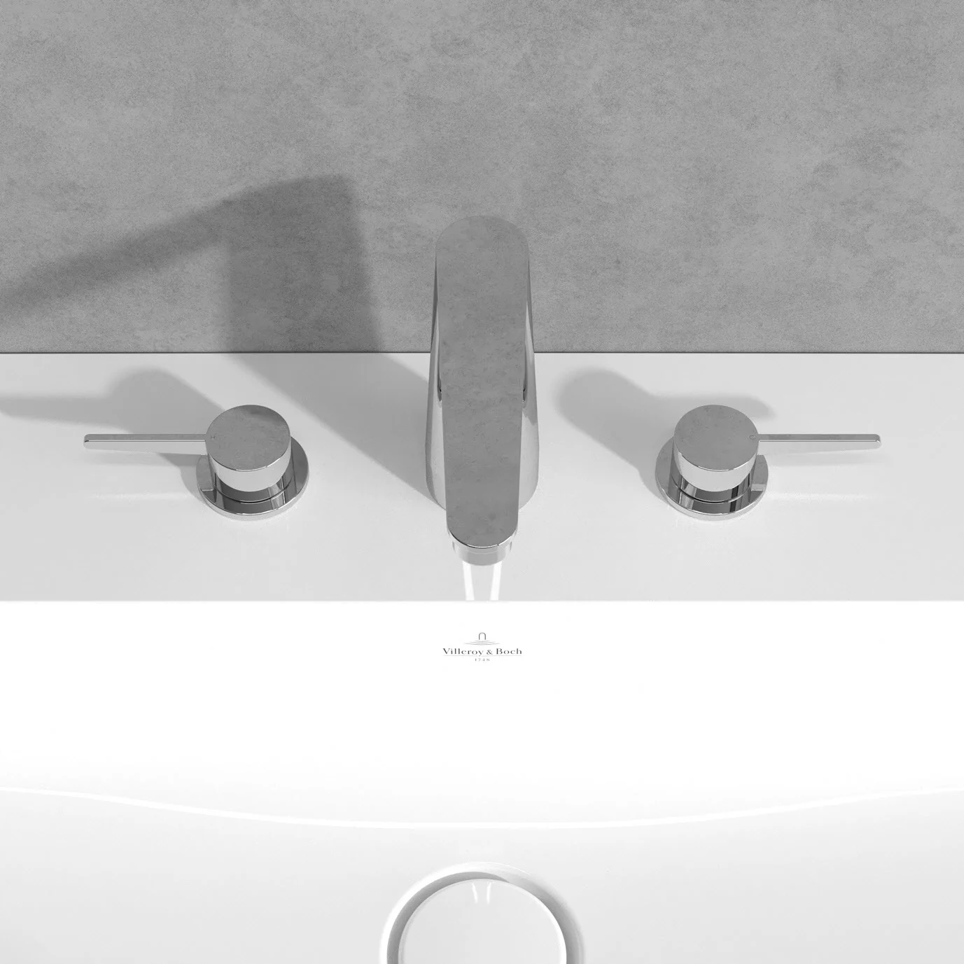 Chromowana bateria na białej umywalce, Villeroy & Boch