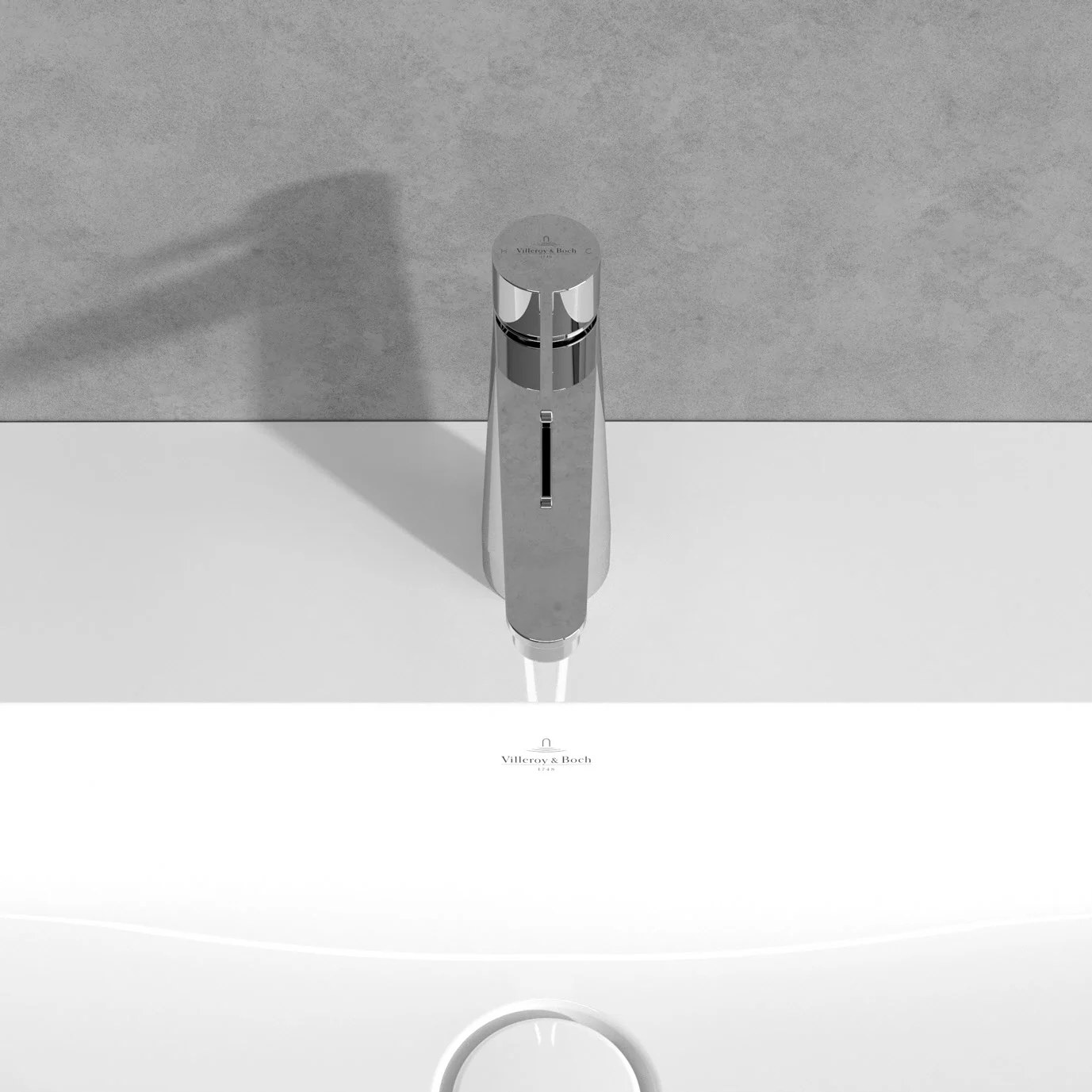 Chromowana bateria na białej umywalce z góry, Villeroy & Boch