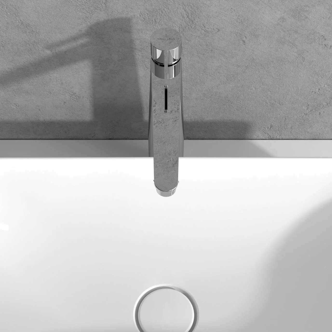 Chromowana bateria nad białą umywalką z góry, Villeroy & Boch