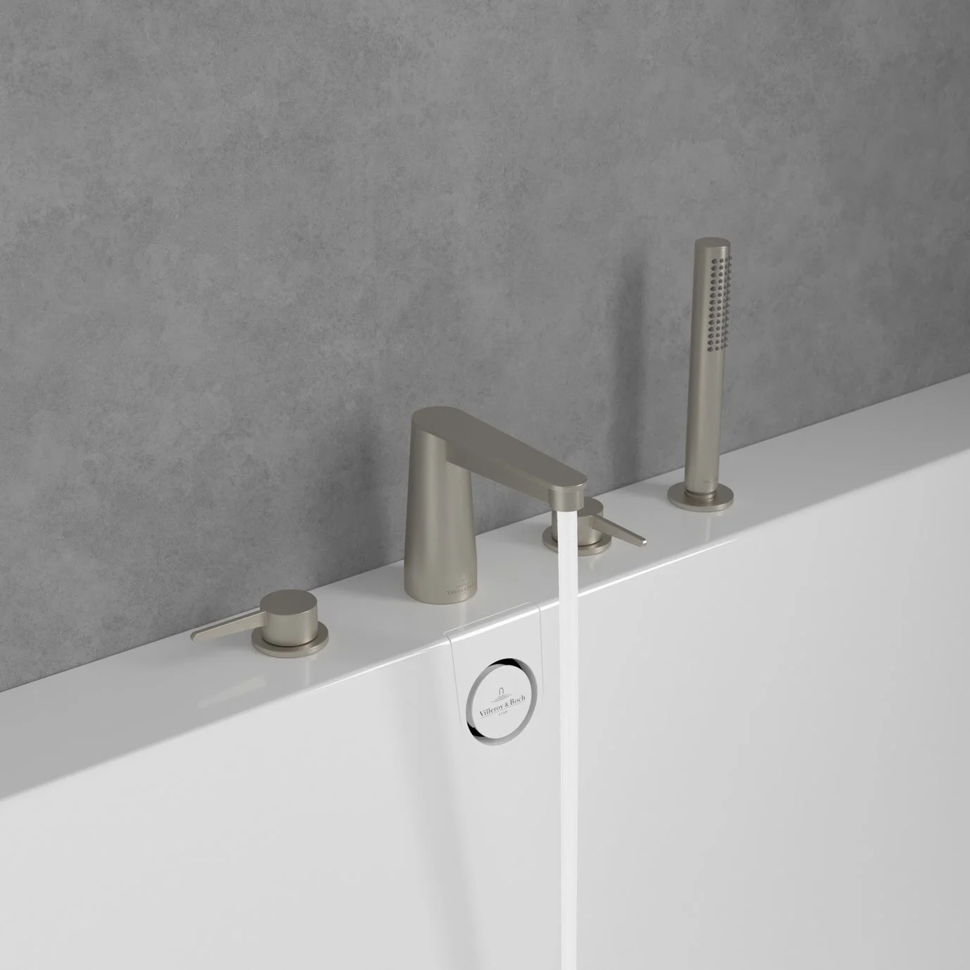 Niklowana bateria łazienkowa na białej wannie, Villeroy & Boch