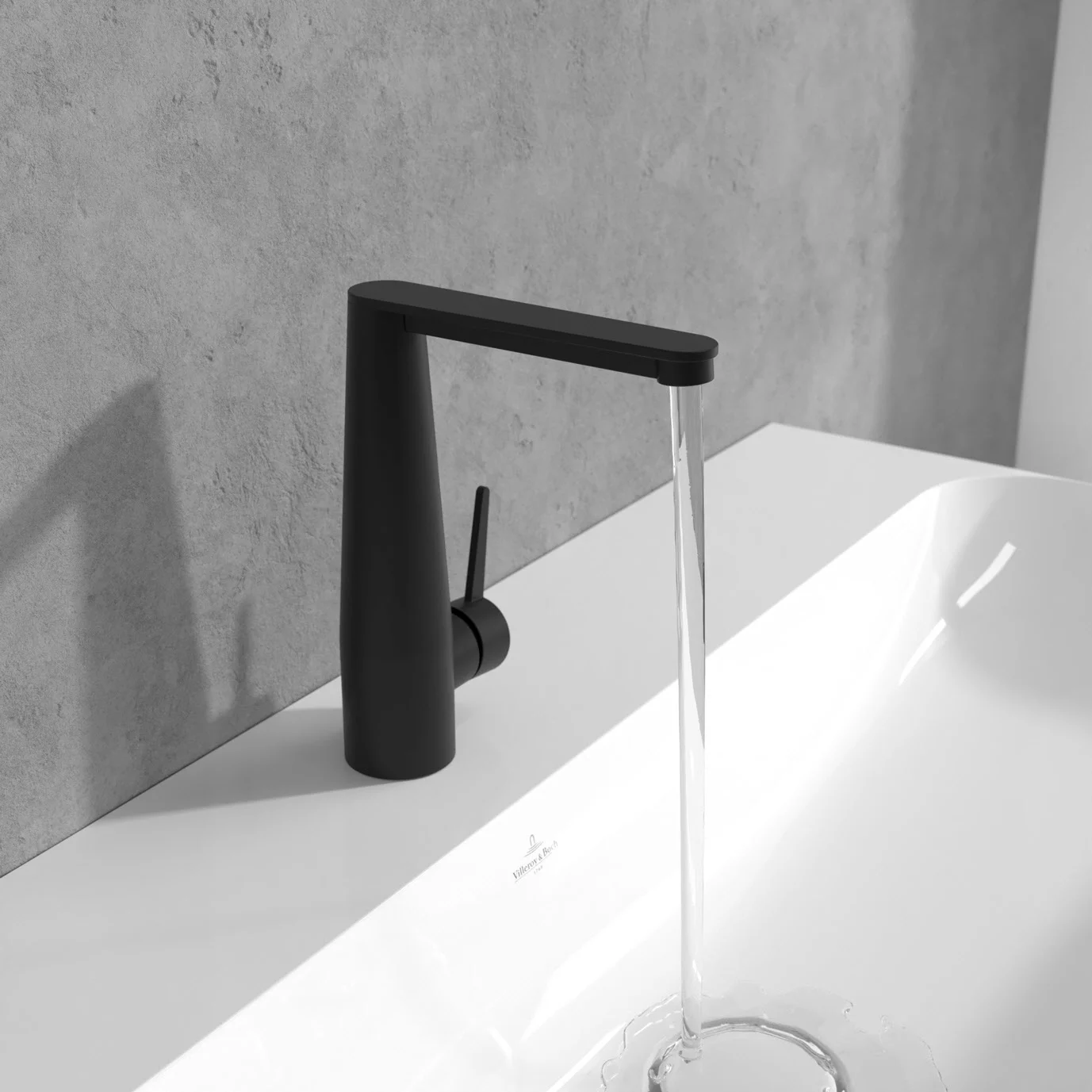 Czarna bateria z strumieniem wody z bliska, Villeroy & Boch