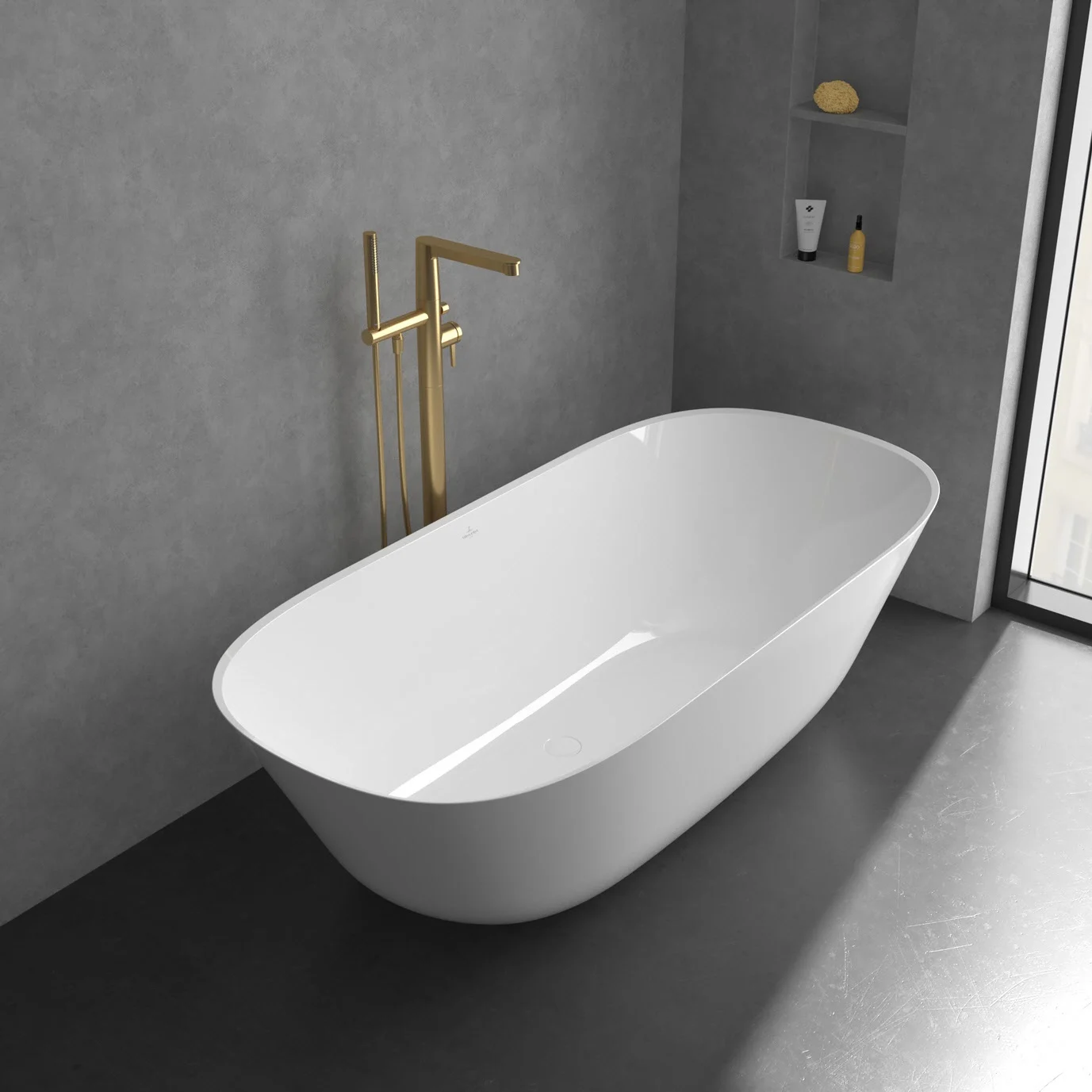 Biała wanna ze złotą baterią w nowoczesnej łazience, Villeroy & Boch
