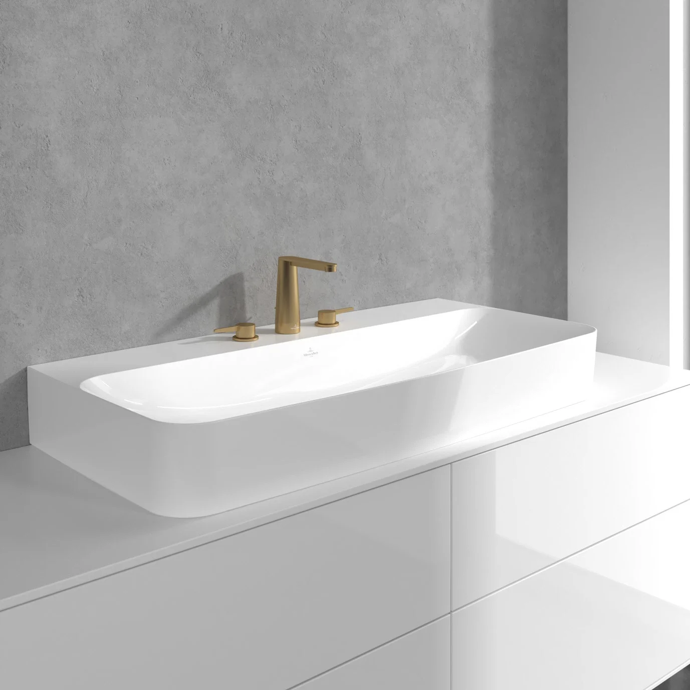 Umywalka ze złotą baterią zbliżenie, Villeroy & Boch