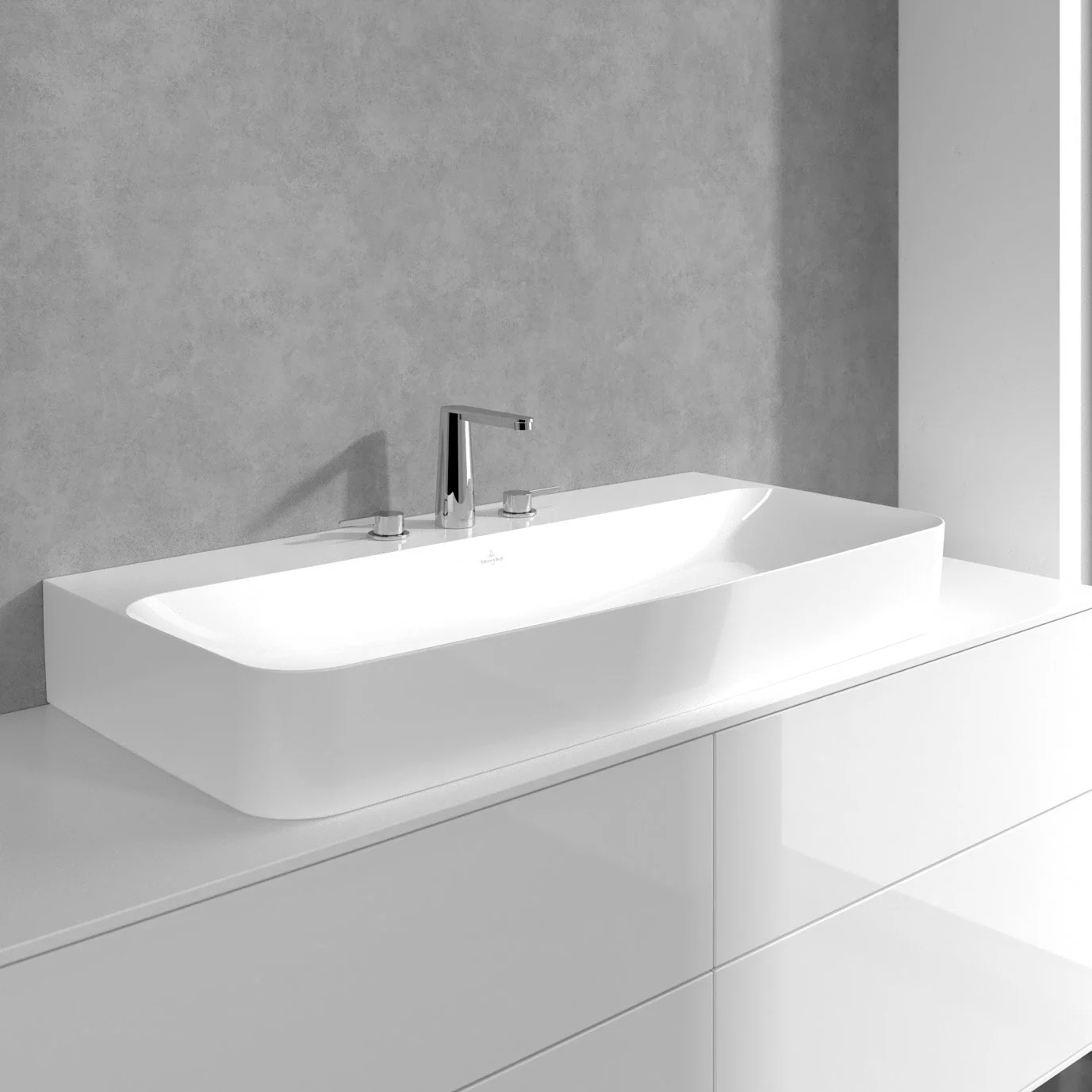 Umywalka z chromowaną baterią zbliżenie, Villeroy & Boch