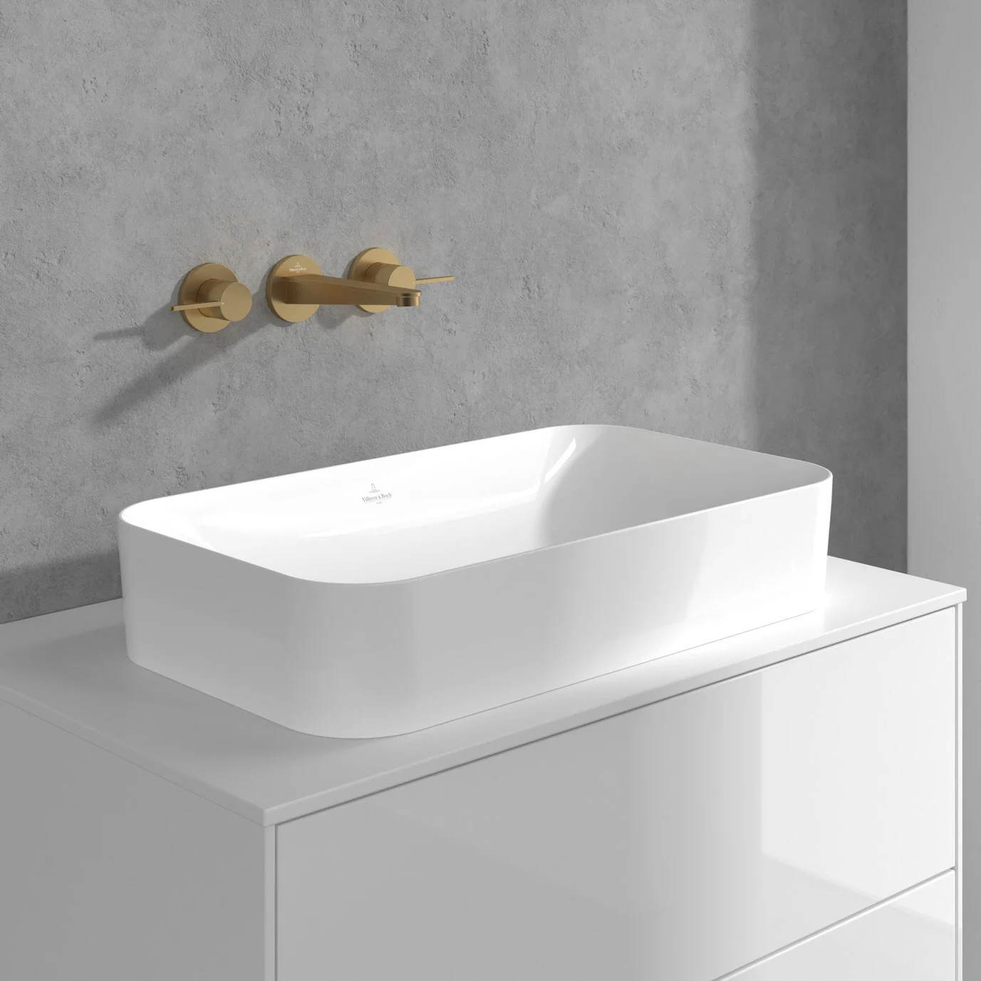 Umywalka ze złotą baterią ścienną w zbliżeniu, Villeroy & Boch