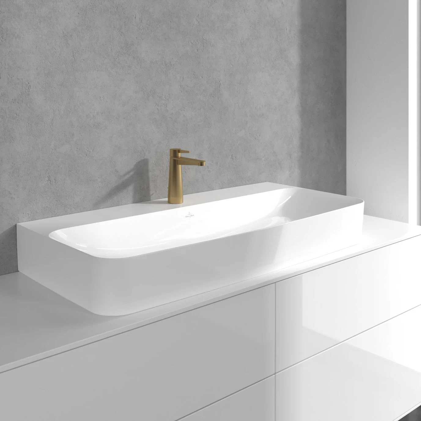 Umywalka ze złotą baterią w zbliżeniu, Villeroy & Boch