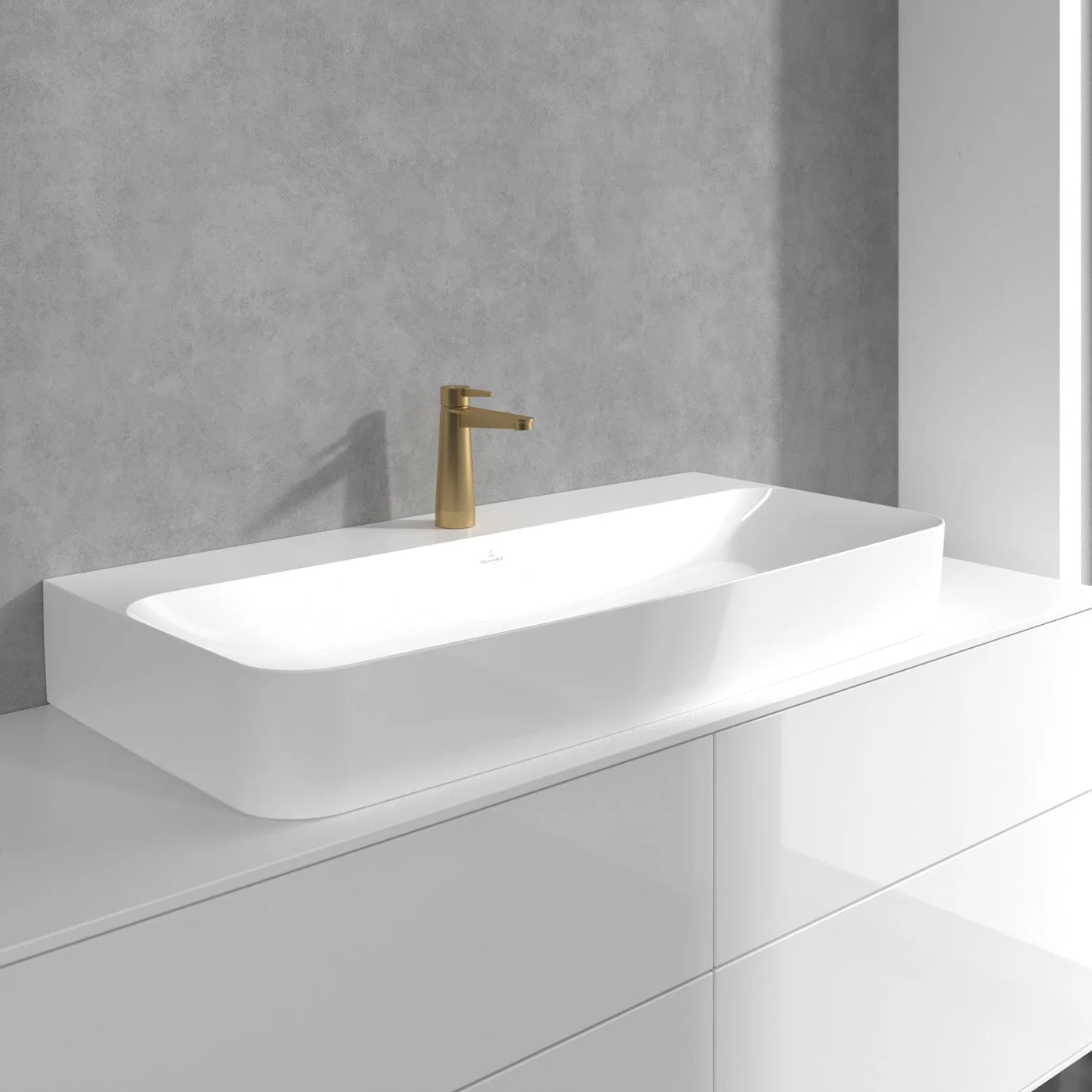 Umywalka z złotą baterią zbliżenie, Villeroy & Boch