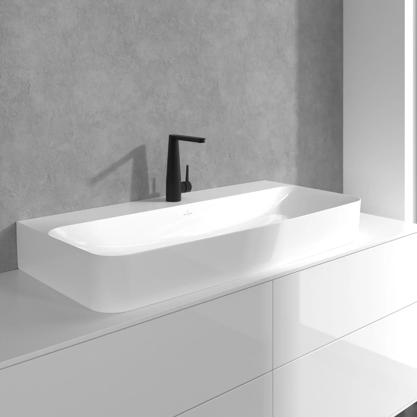 Umywalka z czarną baterią zbliżenie, Villeroy & Boch