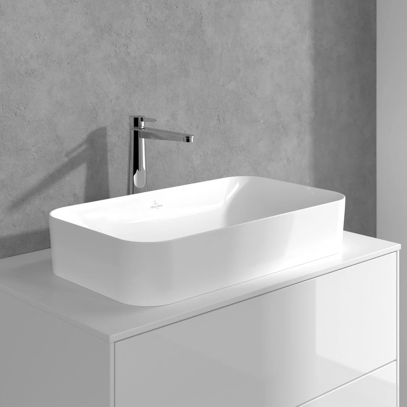 Chromowana bateria z białą umywalką na toaletce, Villeroy & Boch