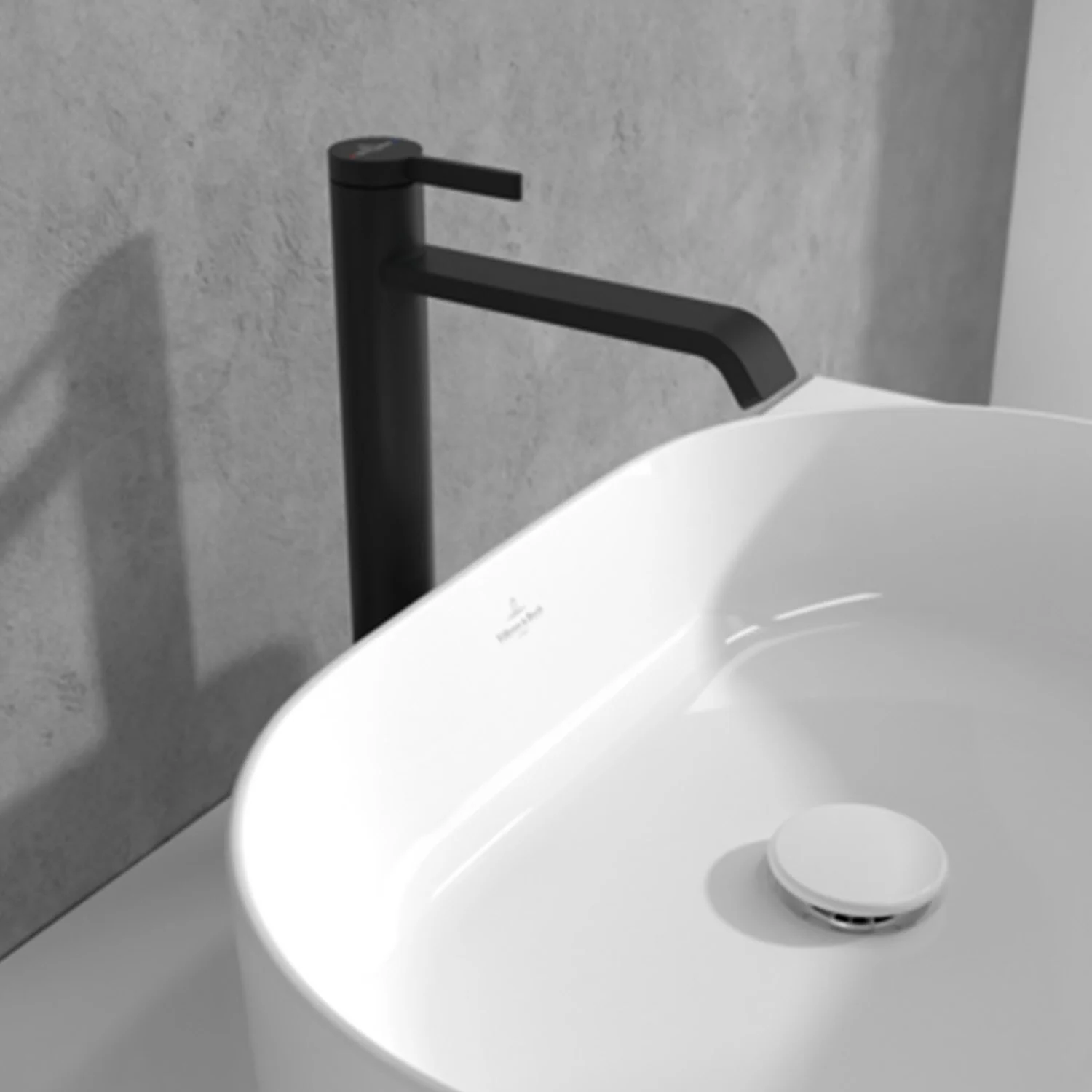 Czarna bateria obok białej umywalki, Villeroy & Boch